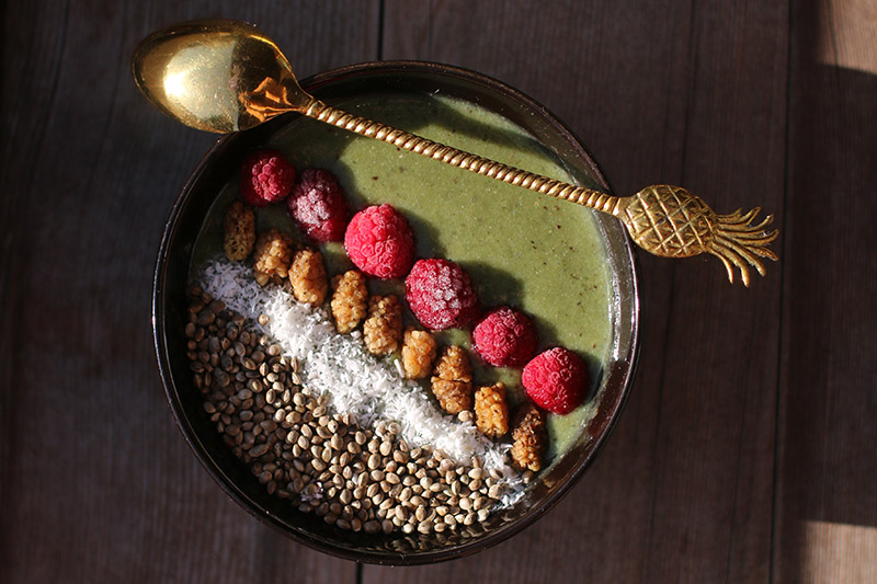 Kolagenová smoothie bowl s matchou a MCT olejem