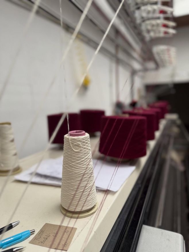 Jeden den v pletárně 🧶 Zvuk strojů, klubka příze, rozpracované svetry a spousta soustředění. Tady vznikají naše chunky...