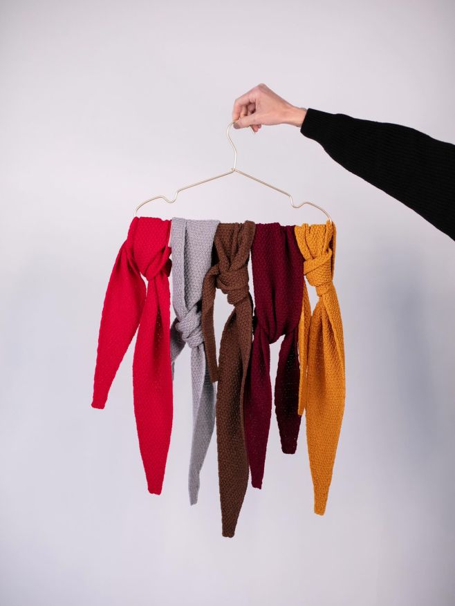 HOT DROP 💥 Nové merino šátečky jsou venku! Jsou jemné, nekoušou, ke svetru, pod kabát. Ideální na jarní dny ☀️ Pleteme je...