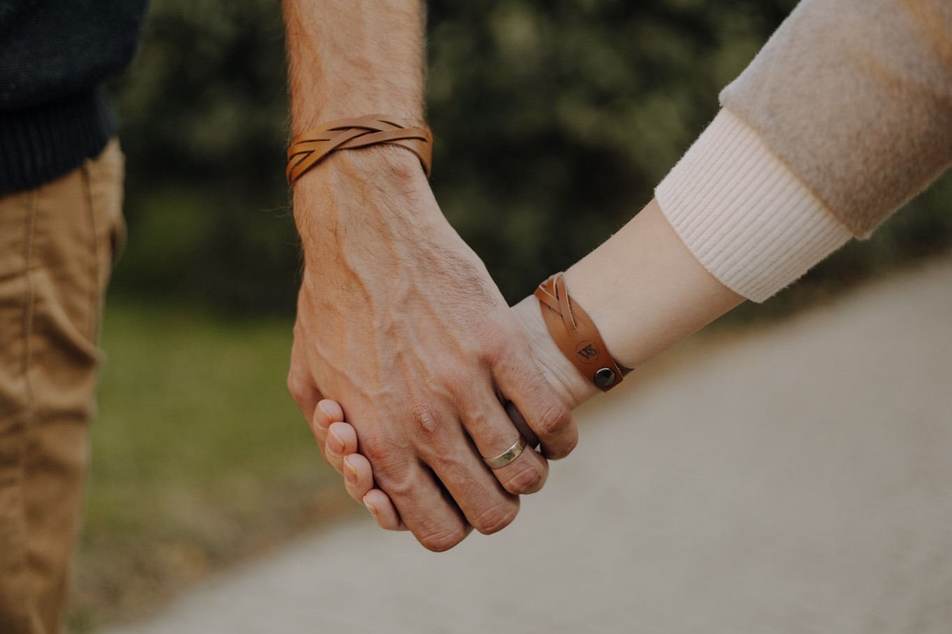 Valentýnské kožené náramky: Dárek, s gravírováním který má význam