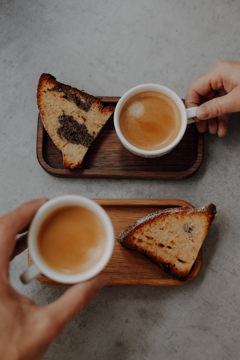 Dřevěný tácek – designový doplněk, který povýší každý šálek kávy