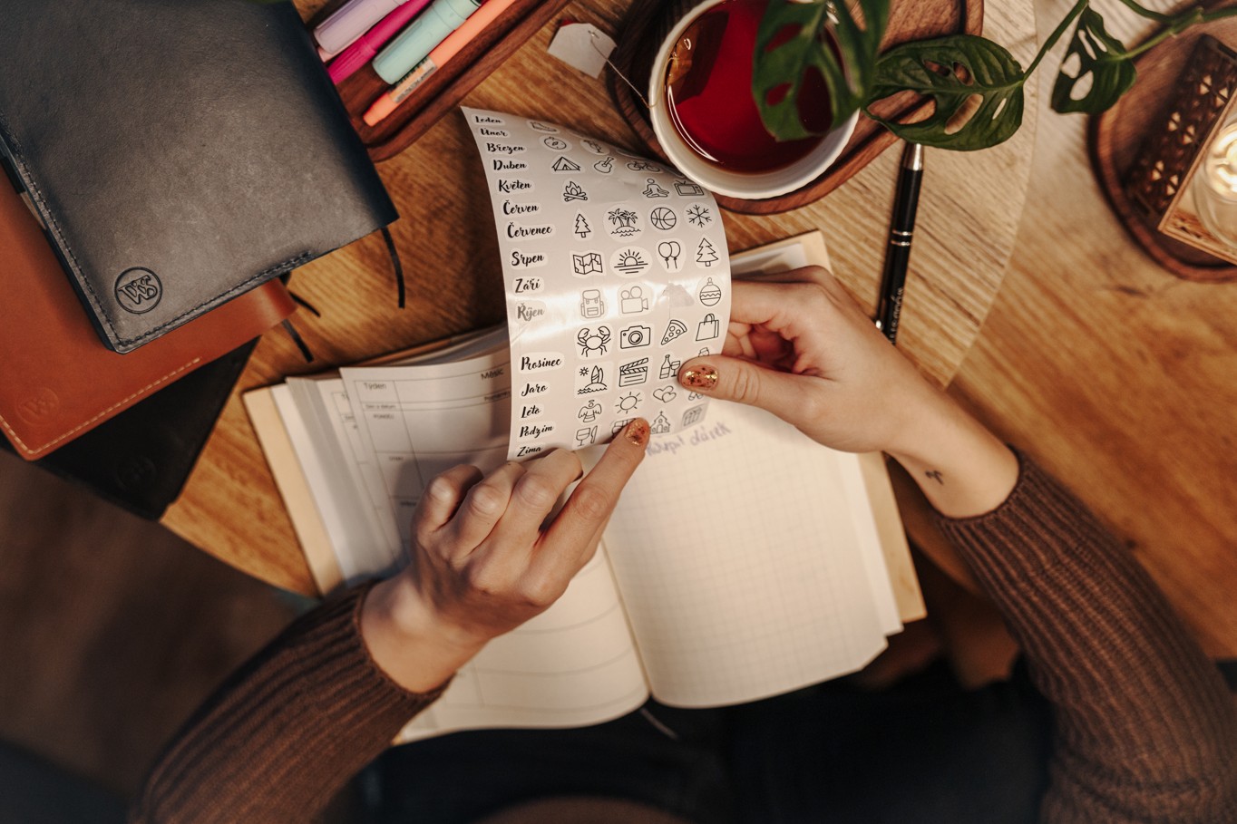 Nedatovaný diář ze dřeva nebo kůže: Když se plánování stane osobním rituálem