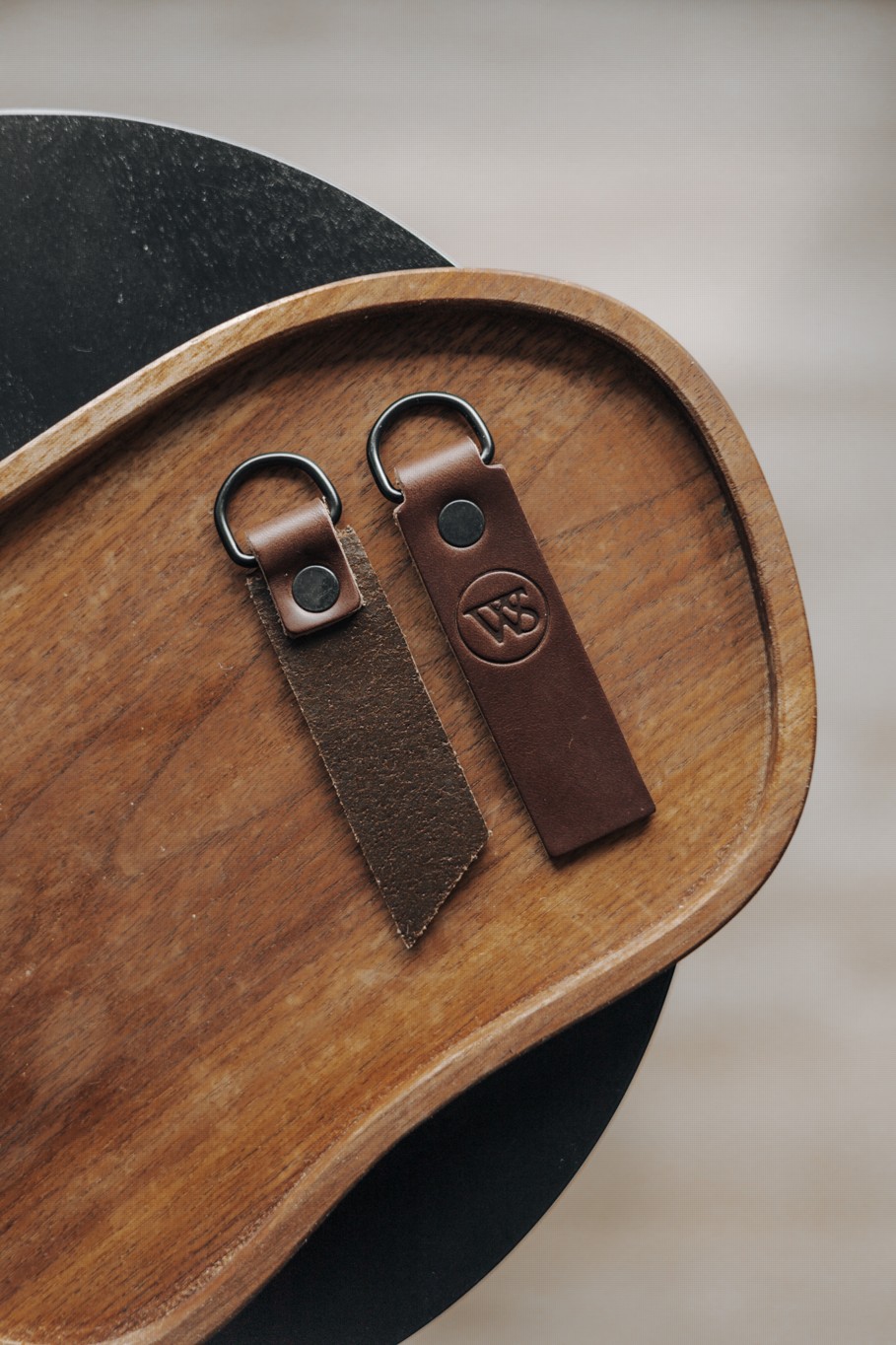 Wood Style Kožená Klíčenka D- Tmavě hnědá (obrázek 4)