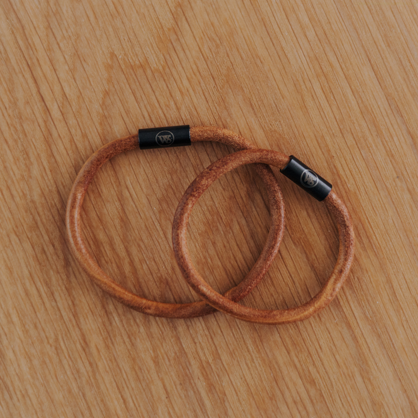 Wood Style Náramek kulatý s černým magnetickým zapínáním Barva kůže: Hnědá, Velikost náramku: L