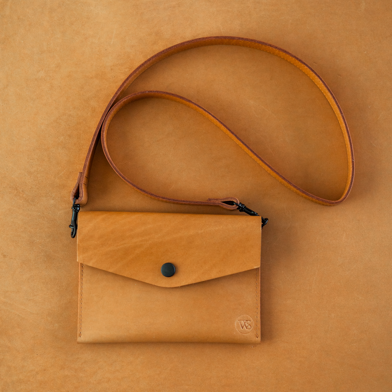 Wood Style Kapsička s popruhem Skořice