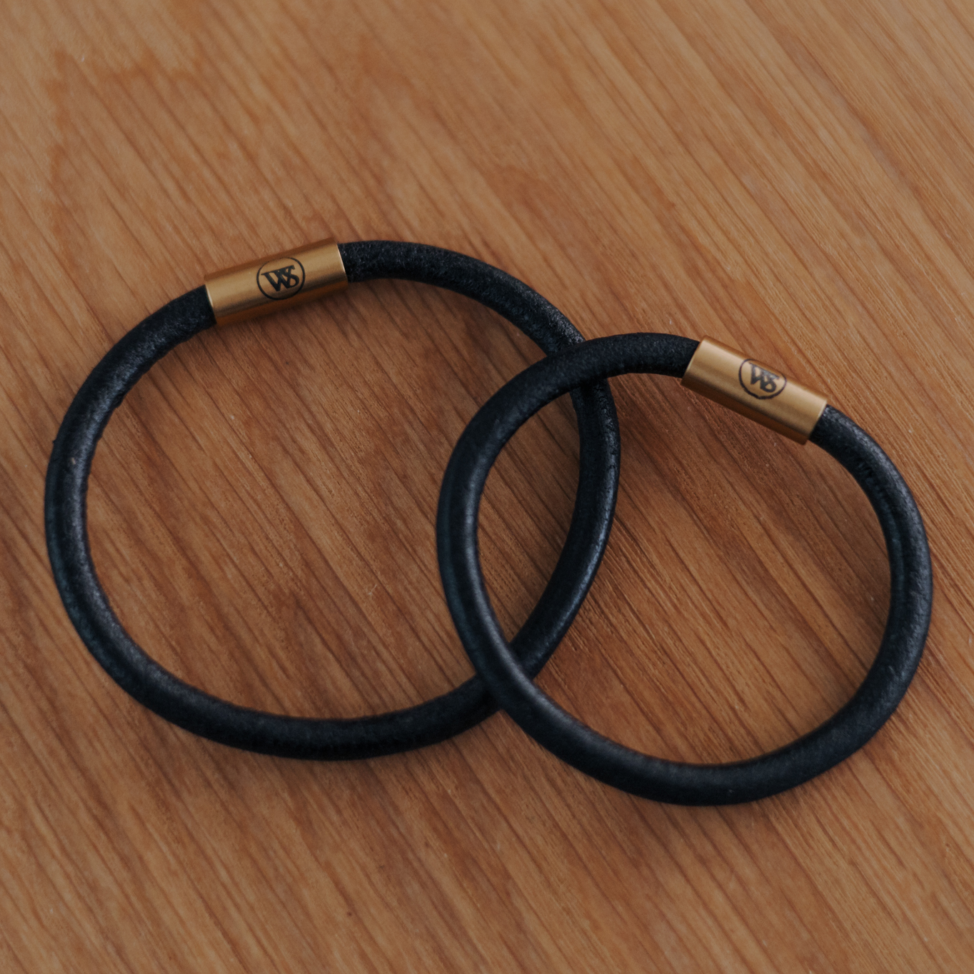 Wood Style Náramek kulatý se zlatým magnetickým zapínáním Barva kůže: Černá, Velikost náramku: S
