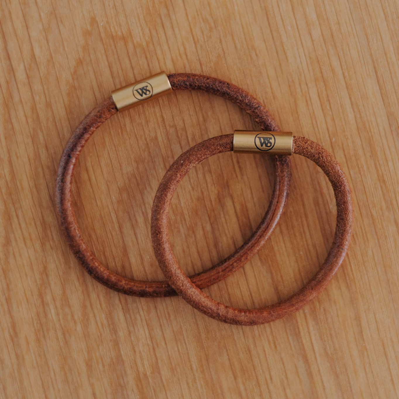 Wood Style Náramek kulatý se zlatým magnetickým zapínáním Barva kůže: Hnědá, Velikost náramku: L