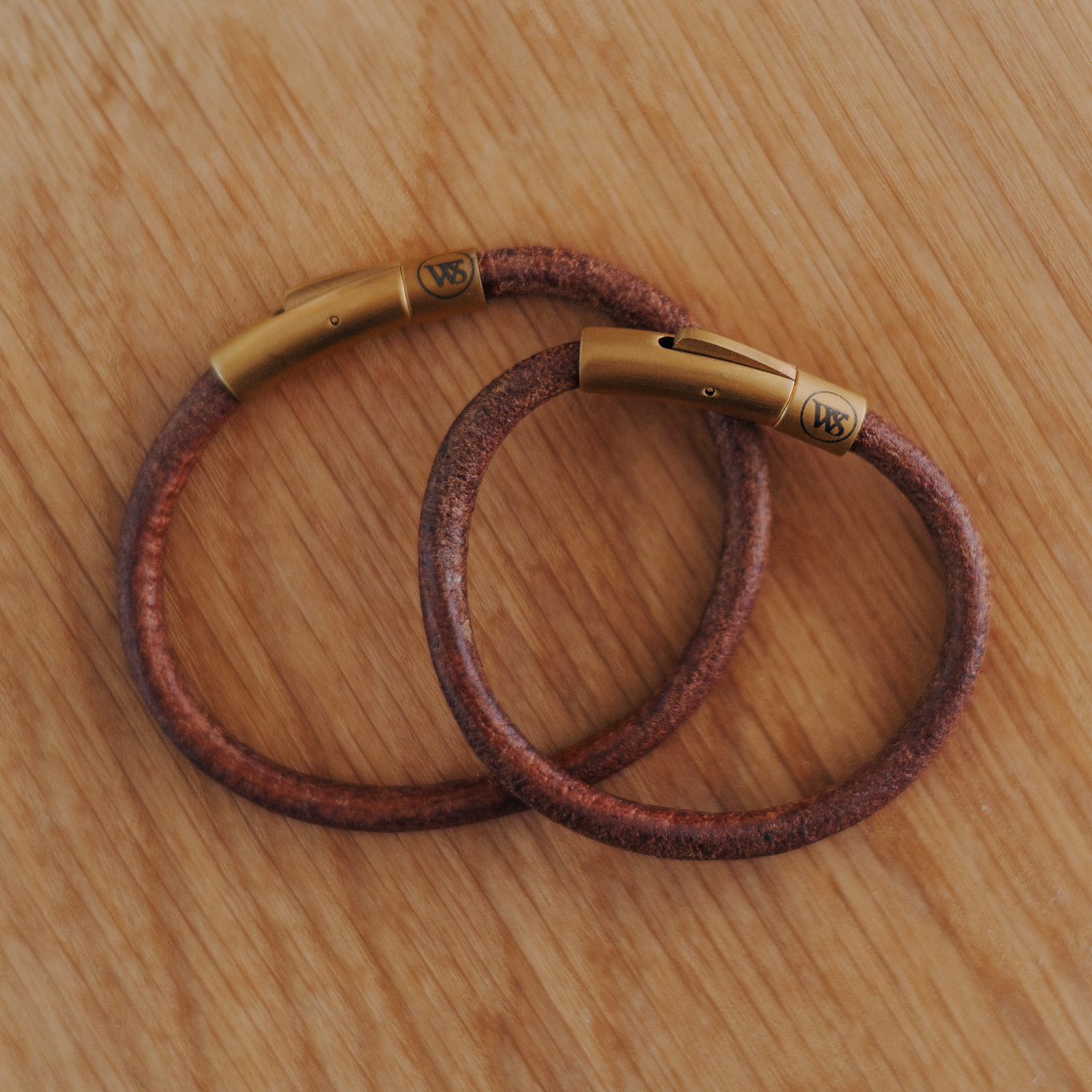 Wood Style Náramek kulatý se zlatým zapínáním Barva kůže: Hnědá, Velikost náramku: S