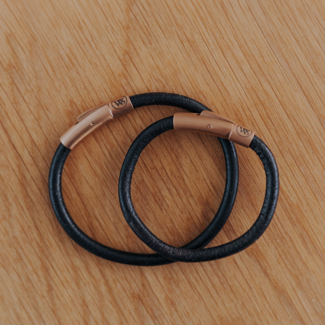 Wood Style Náramek kulatý s bronzovým zapínáním Barva kůže: Černá, Velikost náramku: S