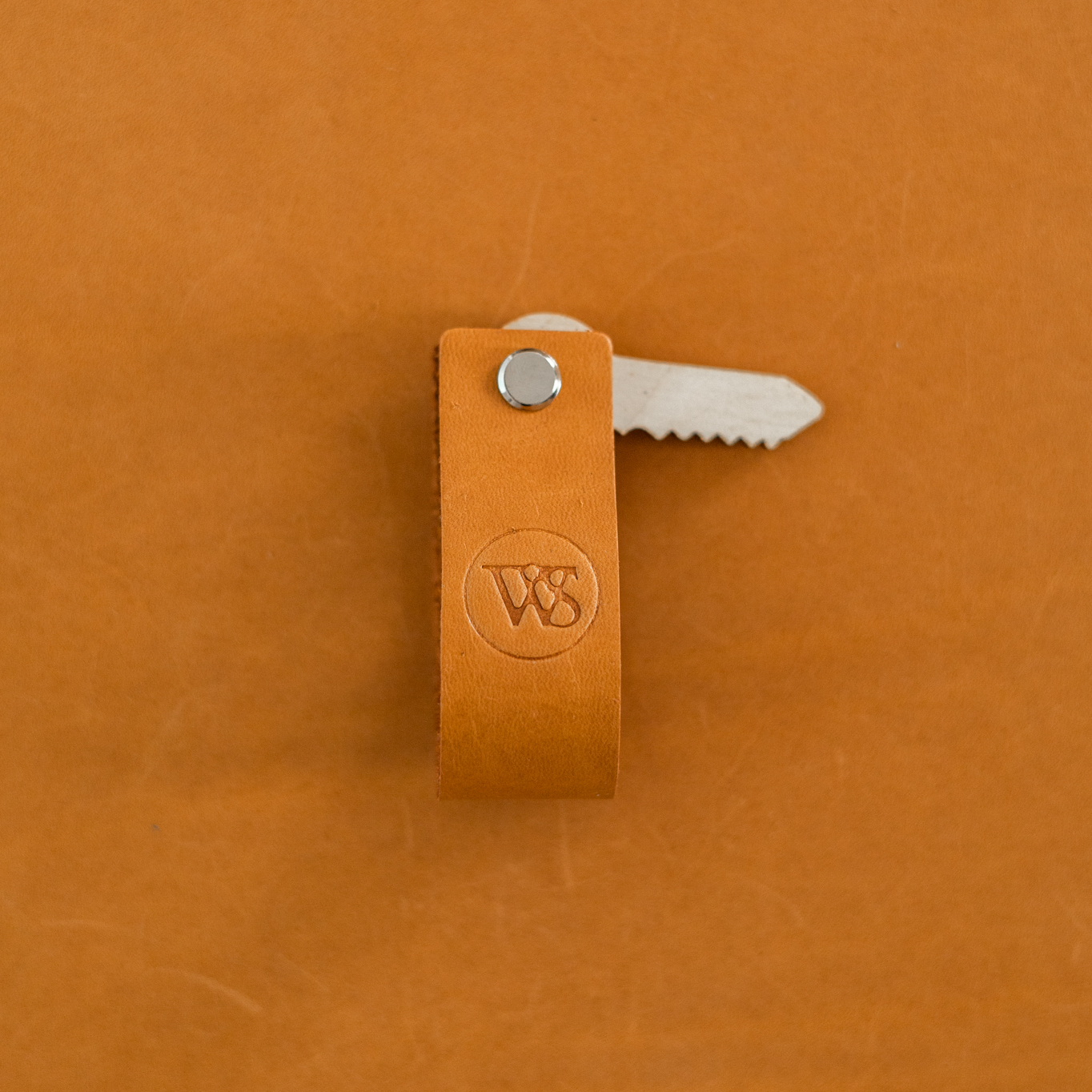 Wood Style Kožená Klíčenka - Skořice