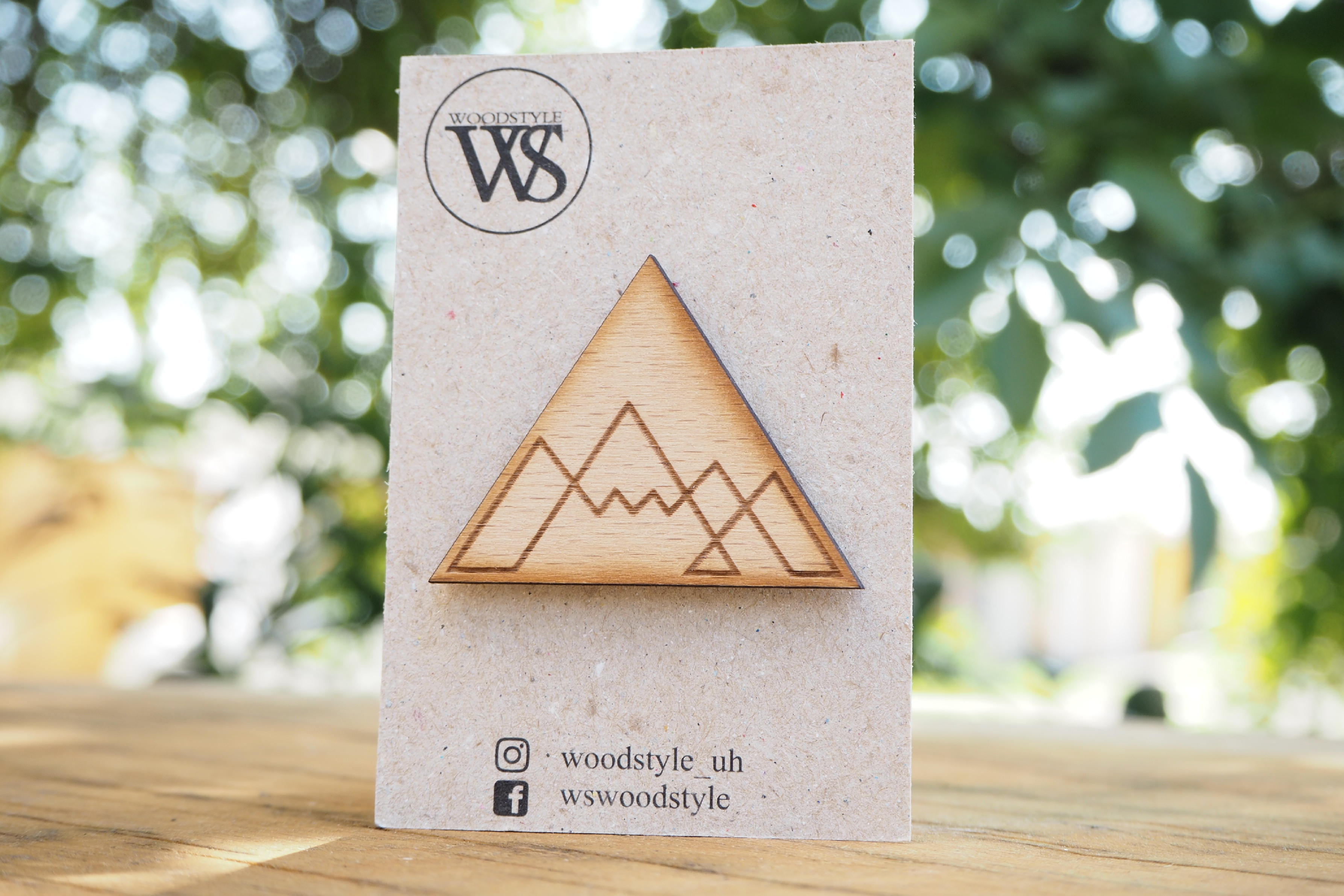 Levně Brož Mountains triangle barva: světlá