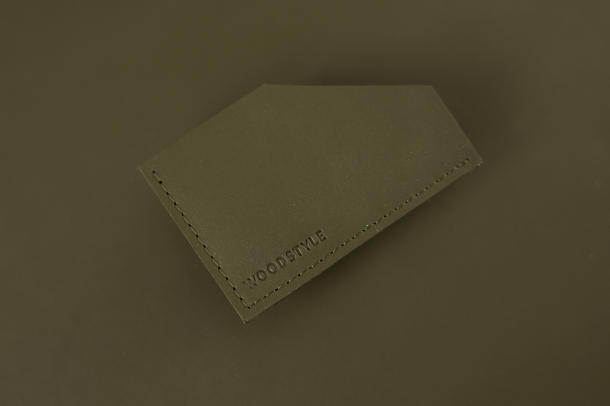 Wood Style Pouzdro na karty LÍSTEK - Oliva (obrázek 3)