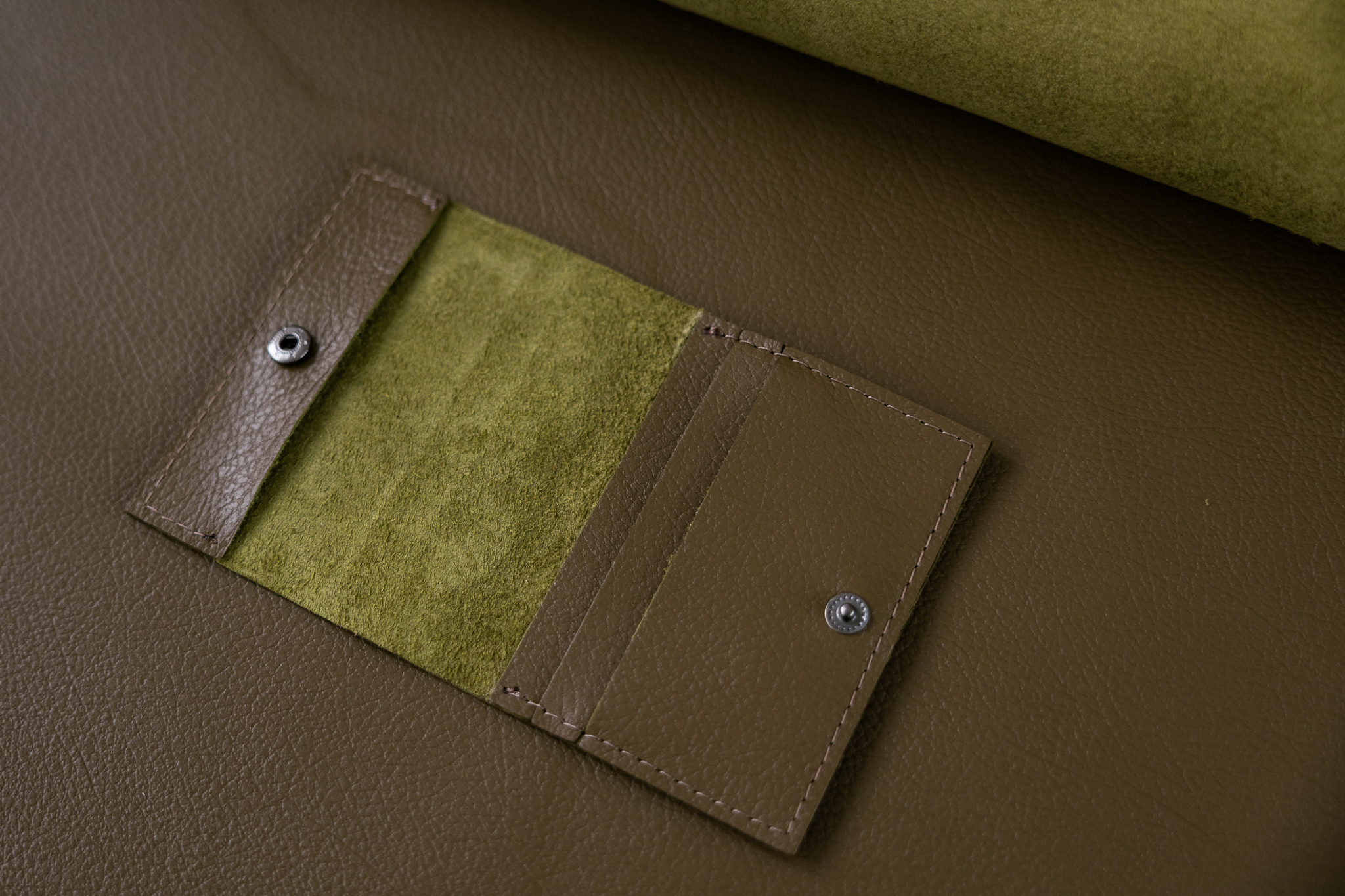 Wood Style Pouzdro na karty PUKAVEC - Khaki (obrázek 10)