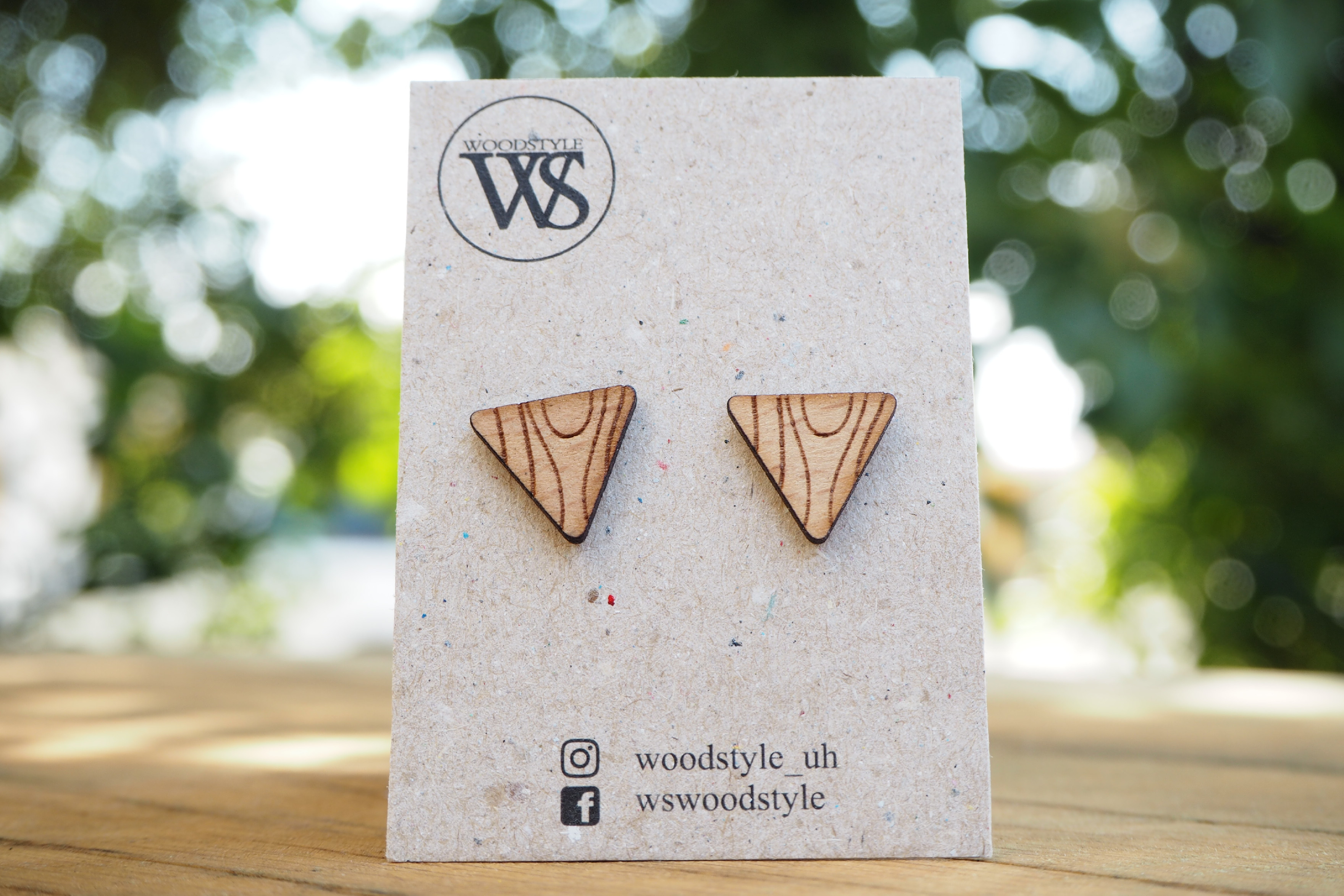 Levně Náušnice gravírované Wood triangle