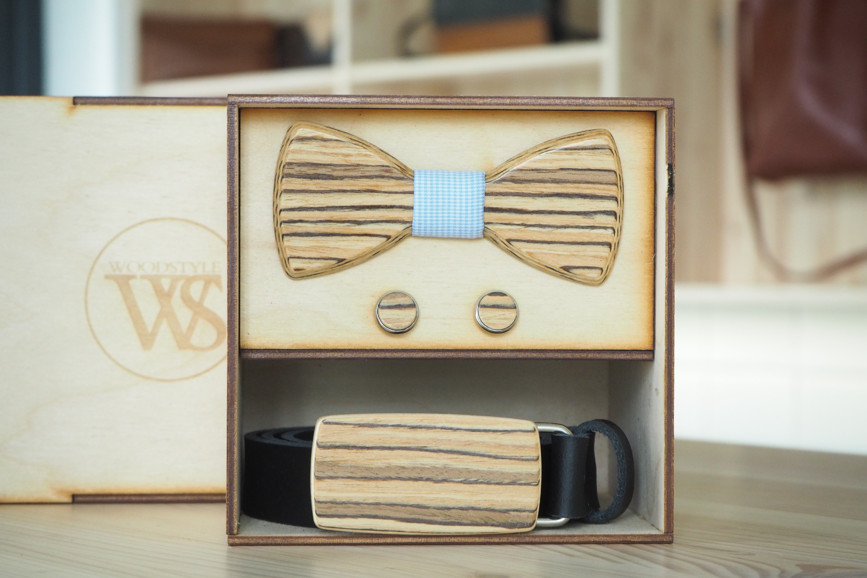 Wood Style Set Kulatý Zebráno - opasek,motýlek a manžetové knoflíčky Obvod pasu: 120, Barva středu: Modrá se vzorem