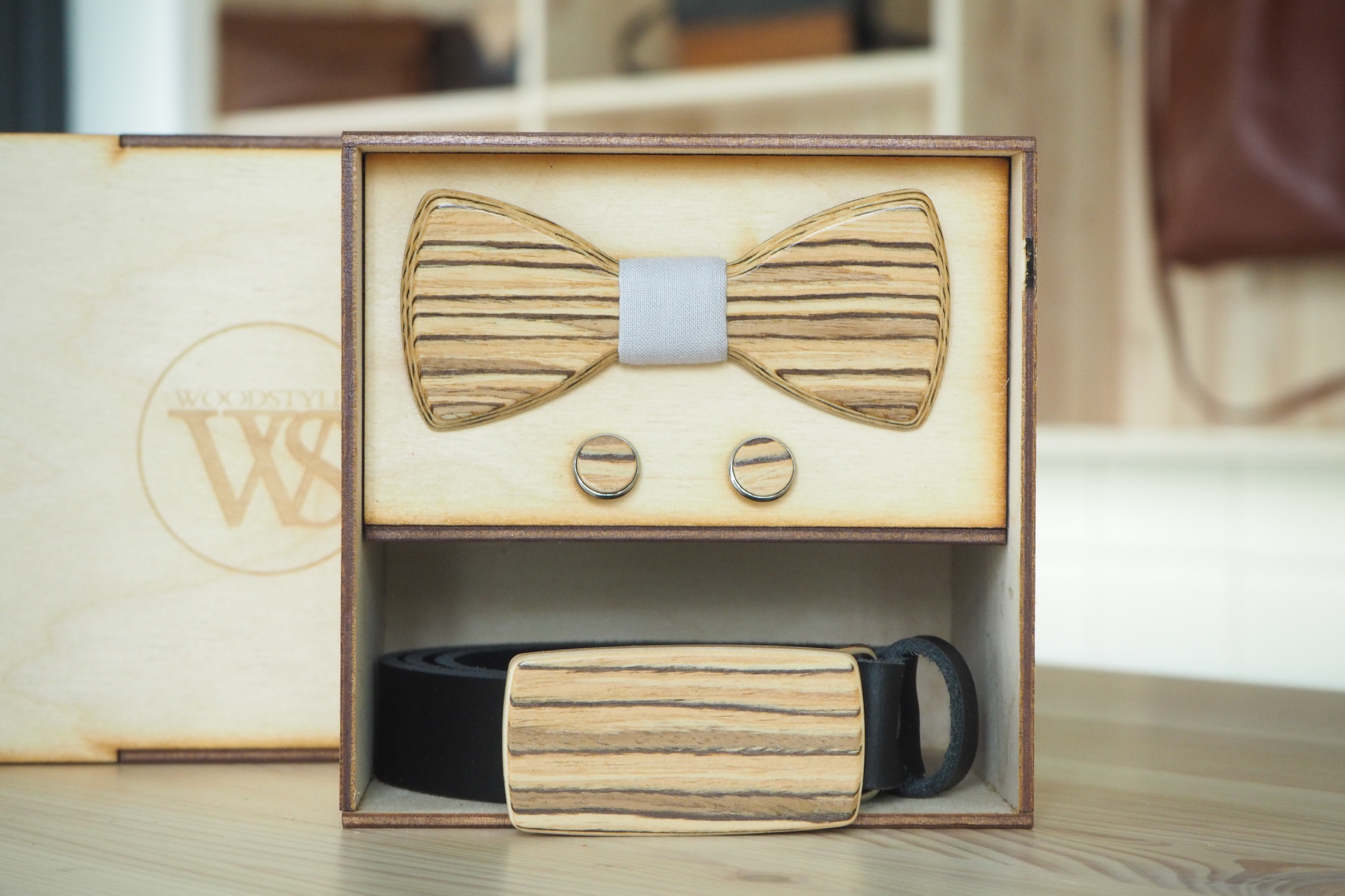 Wood Style Set Kulatý Zebráno - opasek,motýlek a manžetové knoflíčky Obvod pasu: 120, Barva středu: Šedá