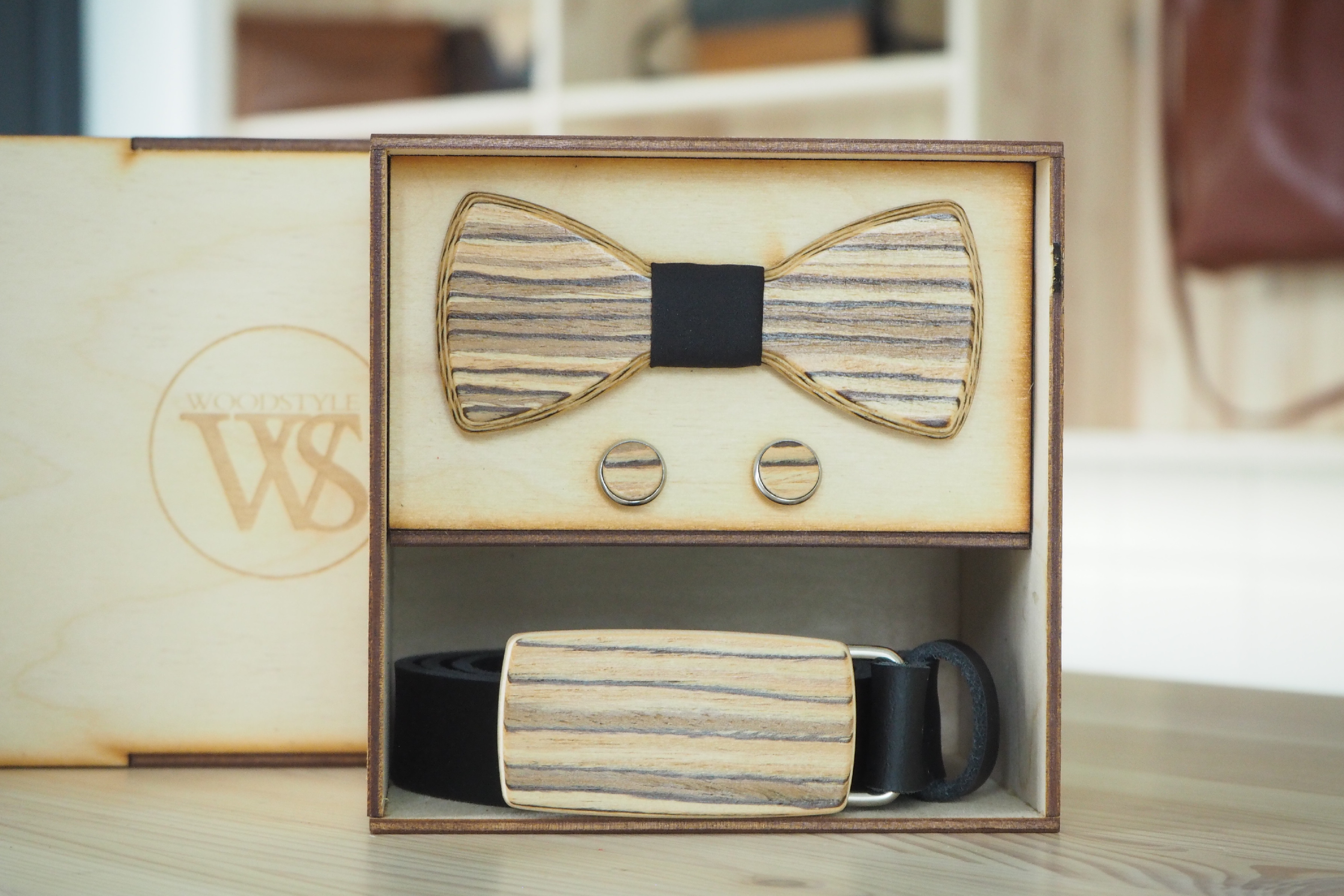 Wood Style Set Kulatý Zebráno - opasek,motýlek a manžetové knoflíčky Obvod pasu: 120, Barva středu: Černá