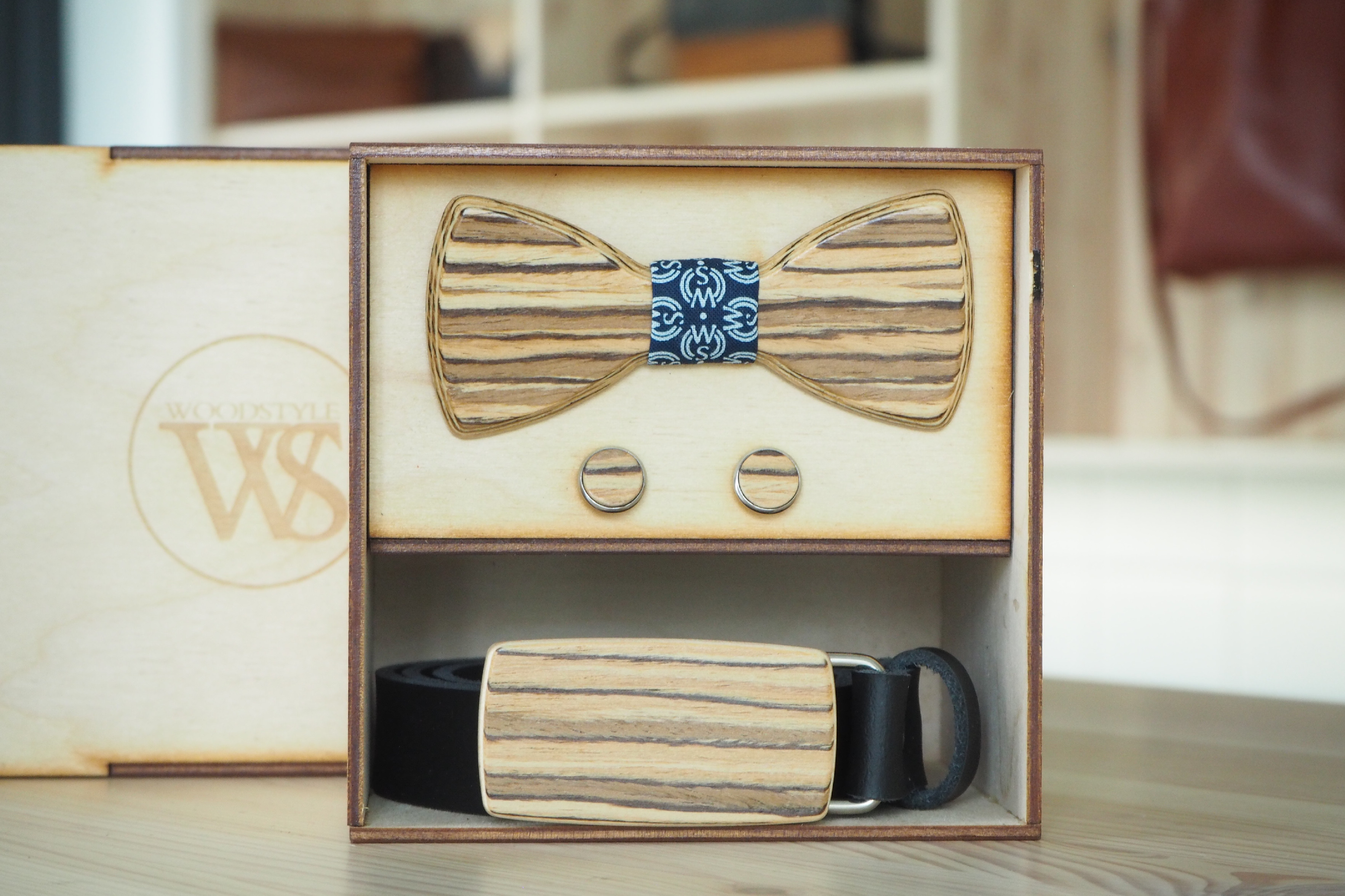 Wood Style Set Kulatý Zebráno - opasek,motýlek a manžetové knoflíčky Obvod pasu: 120, Barva středu: WS Modrotisk