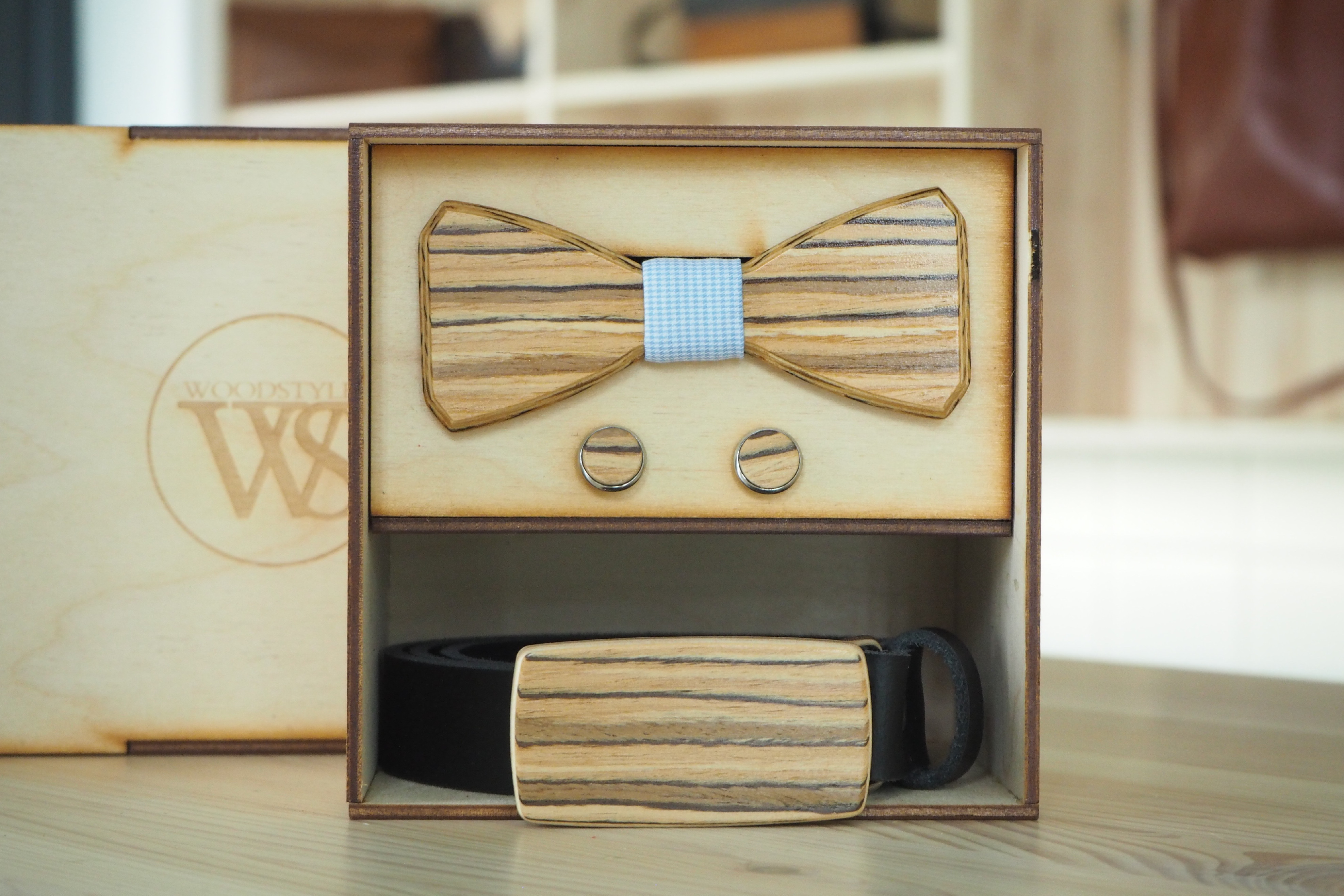 Wood Style Set Hranatý Zebráno - opasek,motýlek a manžetové knoflíčky Obvod pasu: 120, Barva středu: Modrá se vzorem