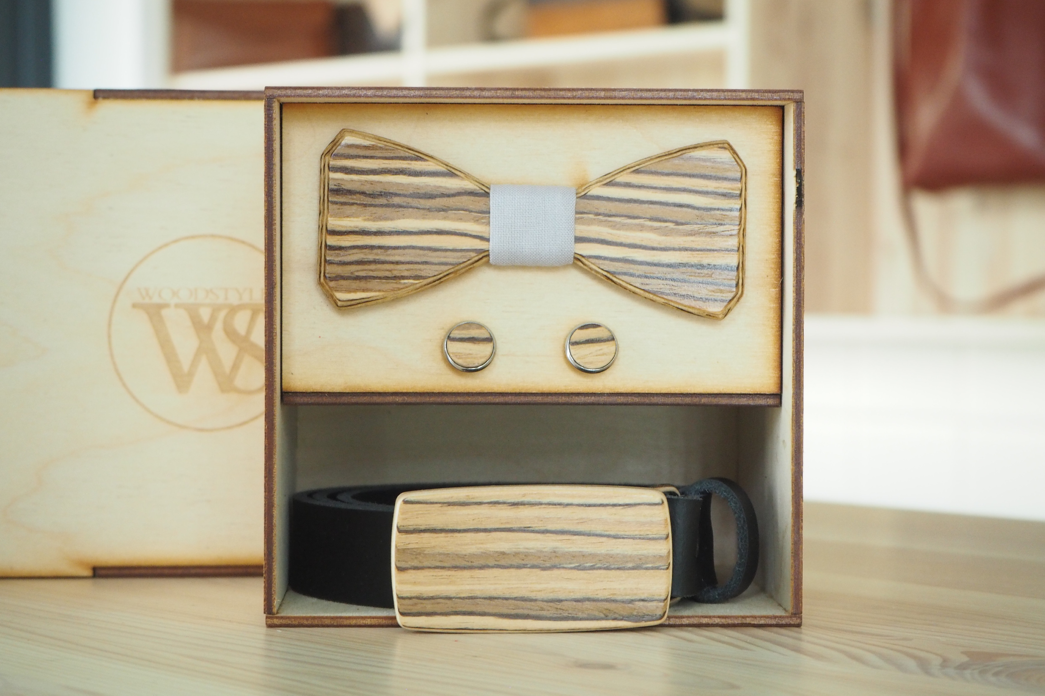 Wood Style Set Hranatý Zebráno - opasek,motýlek a manžetové knoflíčky Obvod pasu: 120, Barva středu: Šedá