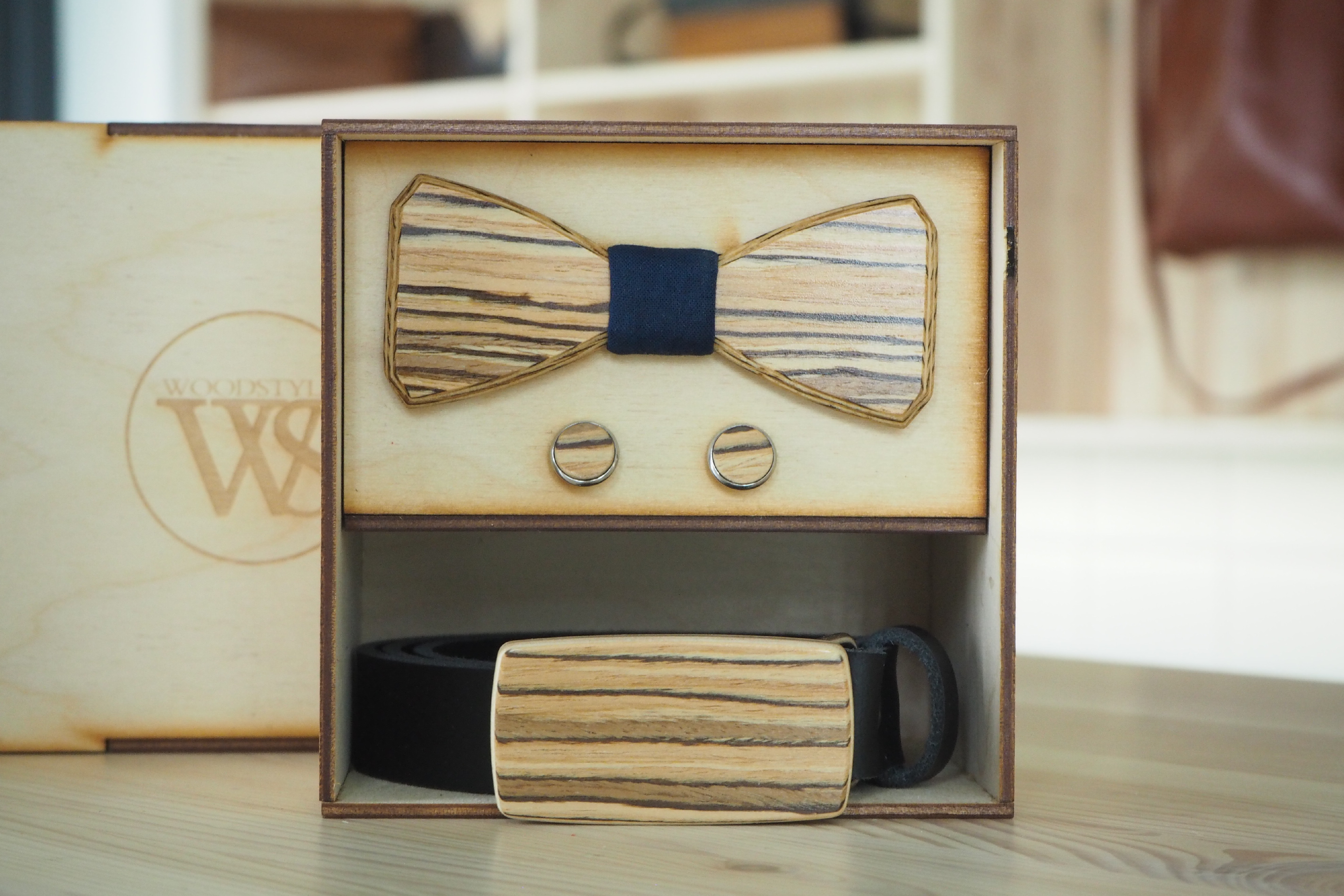 Wood Style Set Hranatý Zebráno - opasek,motýlek a manžetové knoflíčky Obvod pasu: 120, Barva středu: Modrotisk