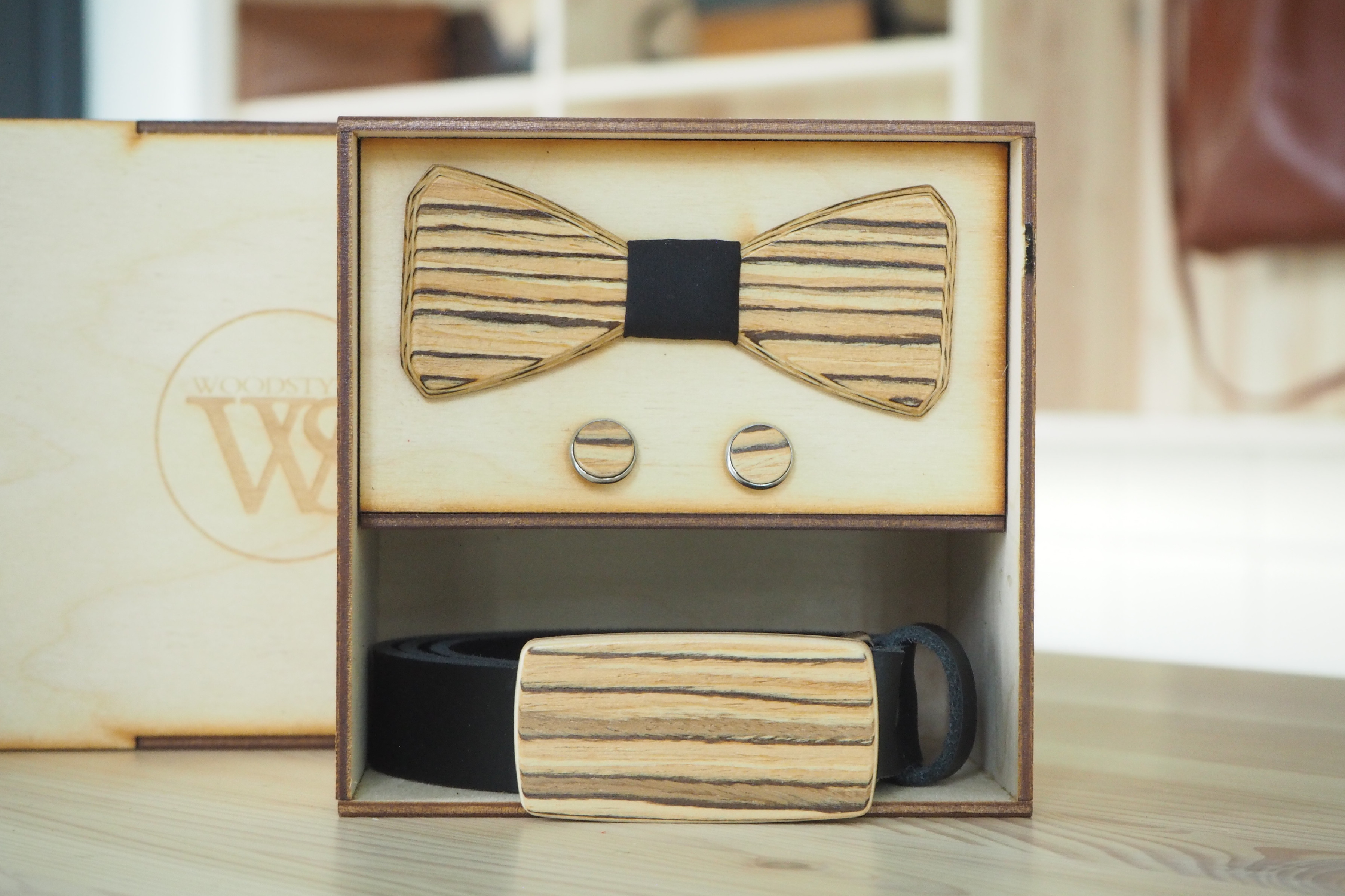 Wood Style Set Hranatý Zebráno - opasek,motýlek a manžetové knoflíčky Obvod pasu: 120, Barva středu: Černá