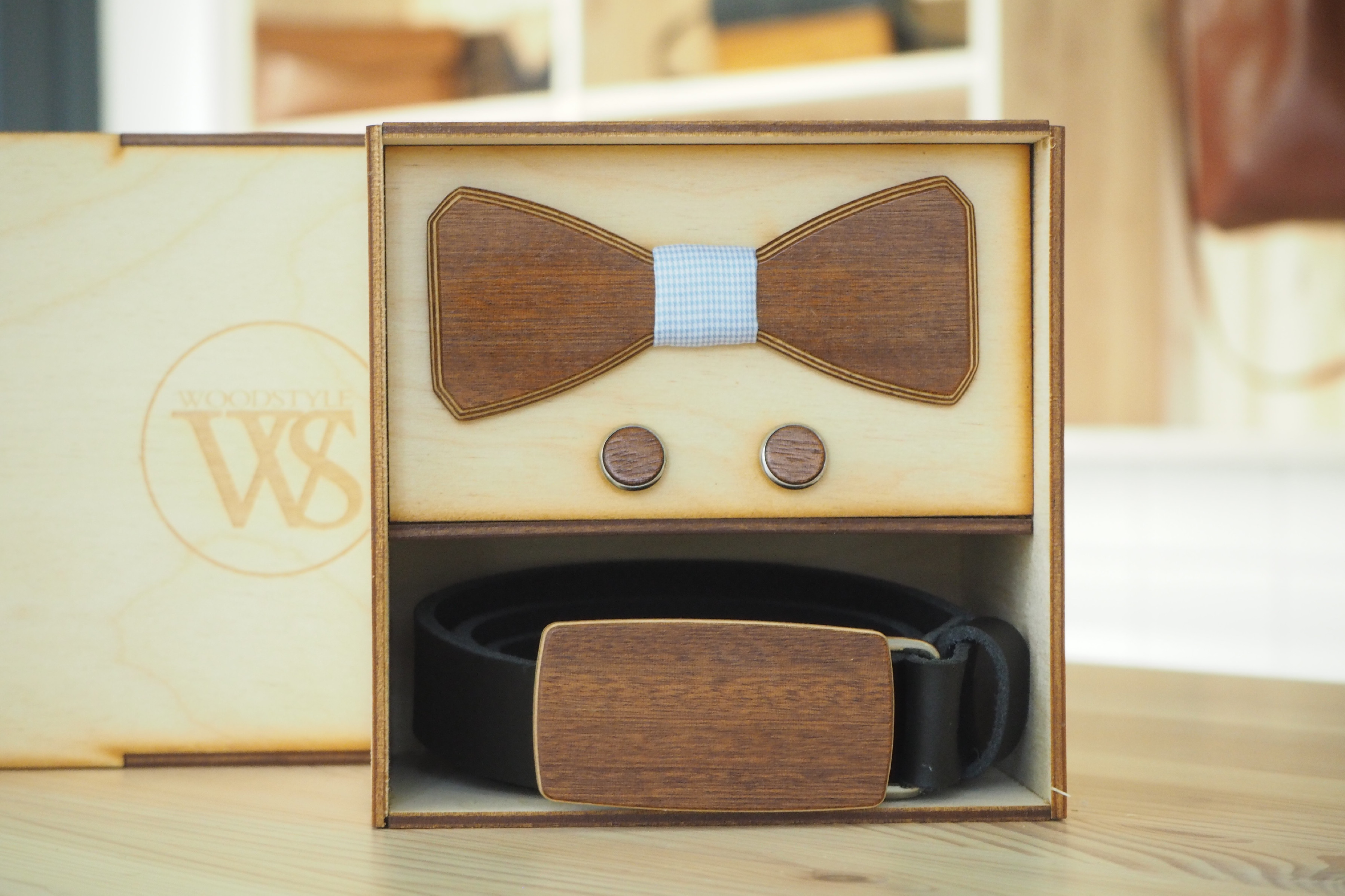 Wood Style Set Hranatý Třešeň - opasek,motýlek a manžetové knoflíčky Obvod pasu: 120, Barva středu: Modrá se vzorem