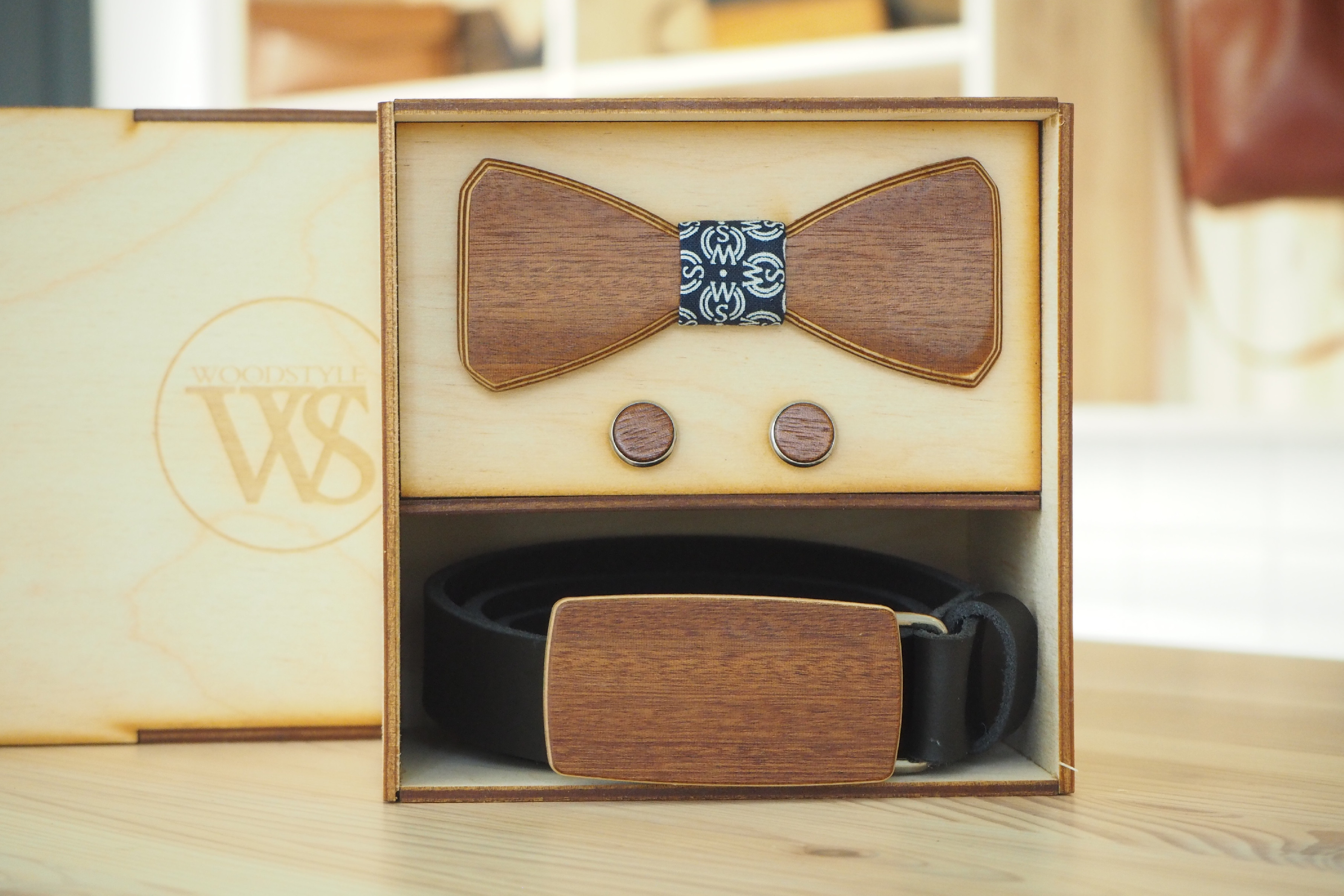 Wood Style Set Hranatý Třešeň - opasek,motýlek a manžetové knoflíčky Obvod pasu: 90, Barva středu: WS Modrotisk