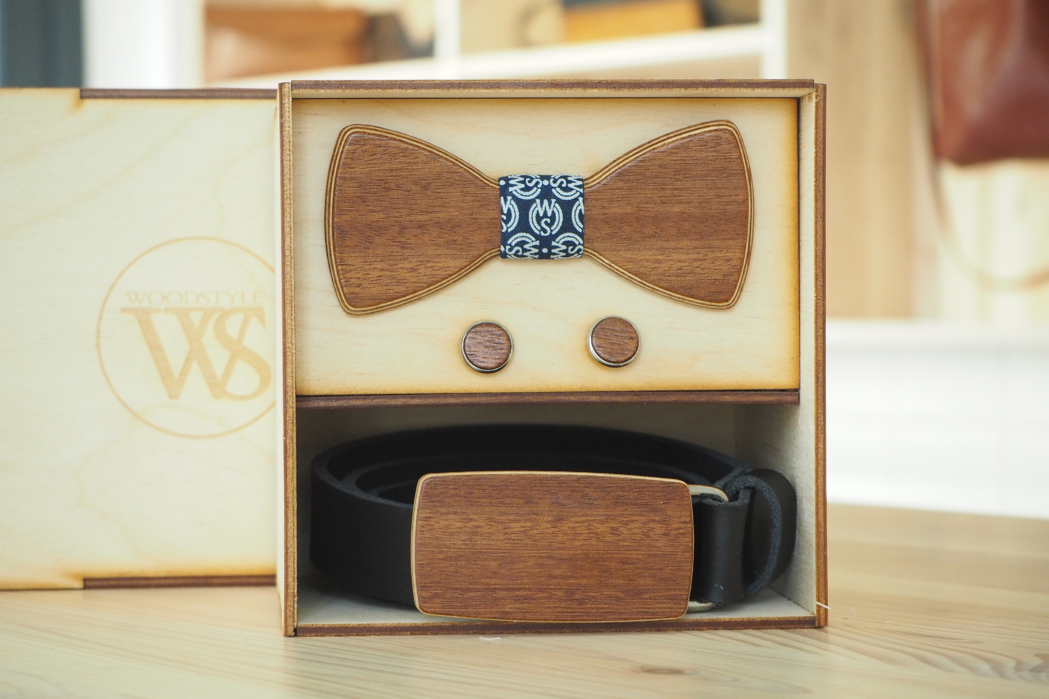 Wood Style Set Kulatý Třešeň - opasek,motýlek a manžetové knoflíčky Obvod pasu: 120, Barva středu: WS Modrotisk