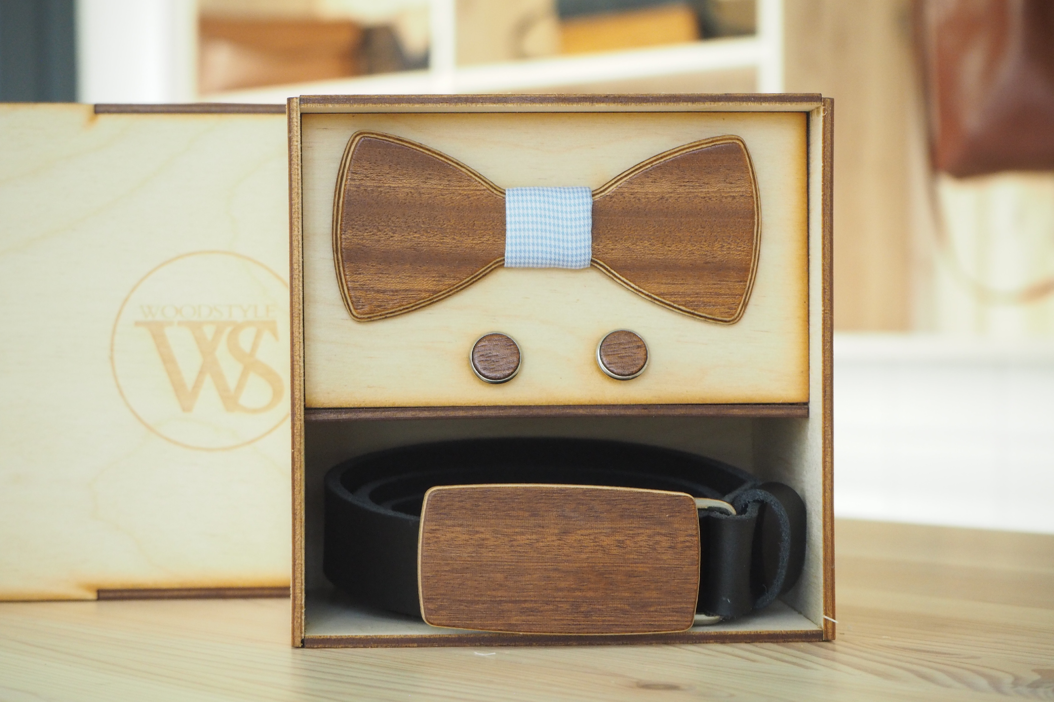 Wood Style Set Kulatý Třešeň - opasek,motýlek a manžetové knoflíčky Obvod pasu: 120, Barva středu: Modrá se vzorem