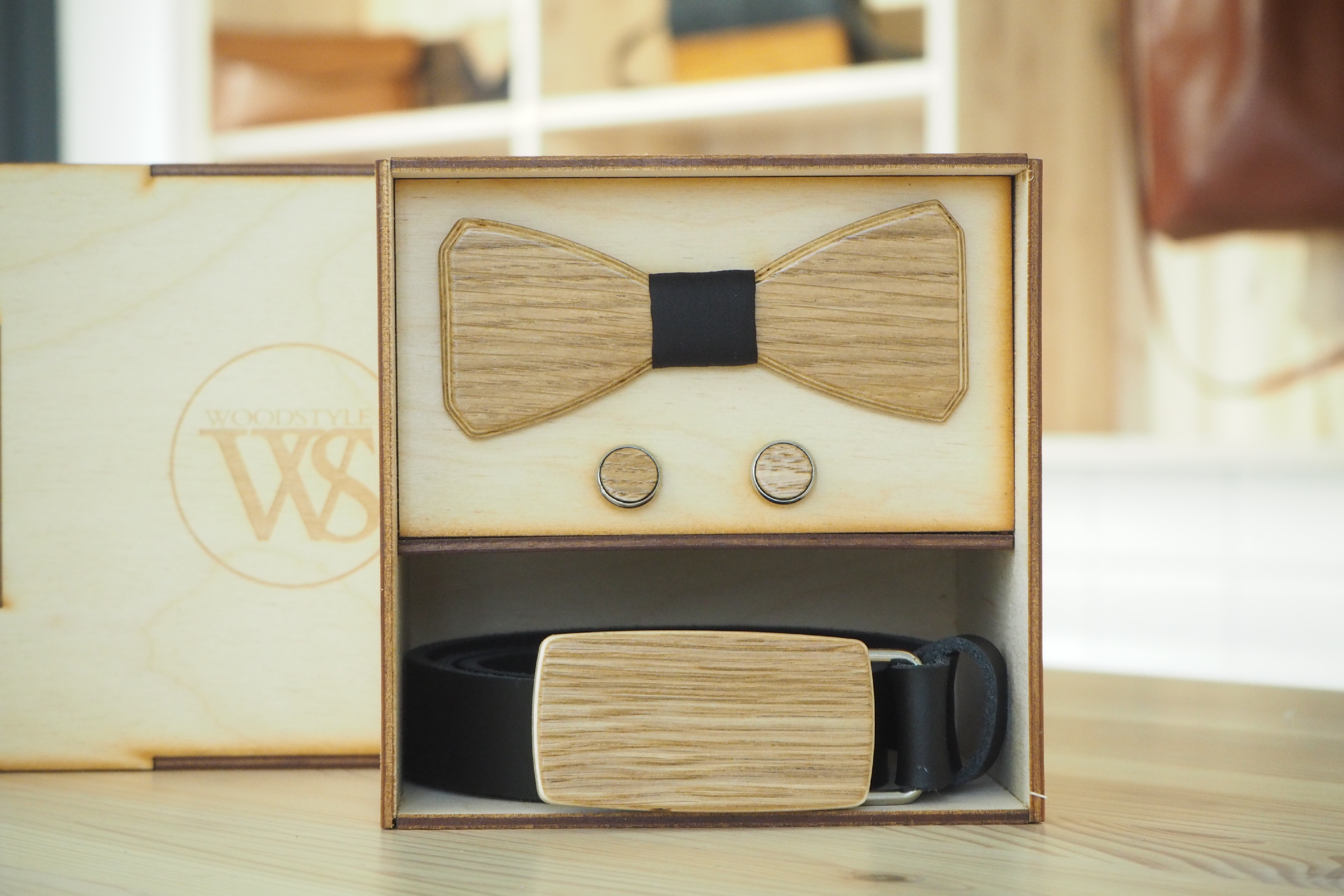 Wood Style Set Hranatý Dub - opasek,motýlek a manžetové knoflíčky Obvod pasu: 120, Barva středu: Černá