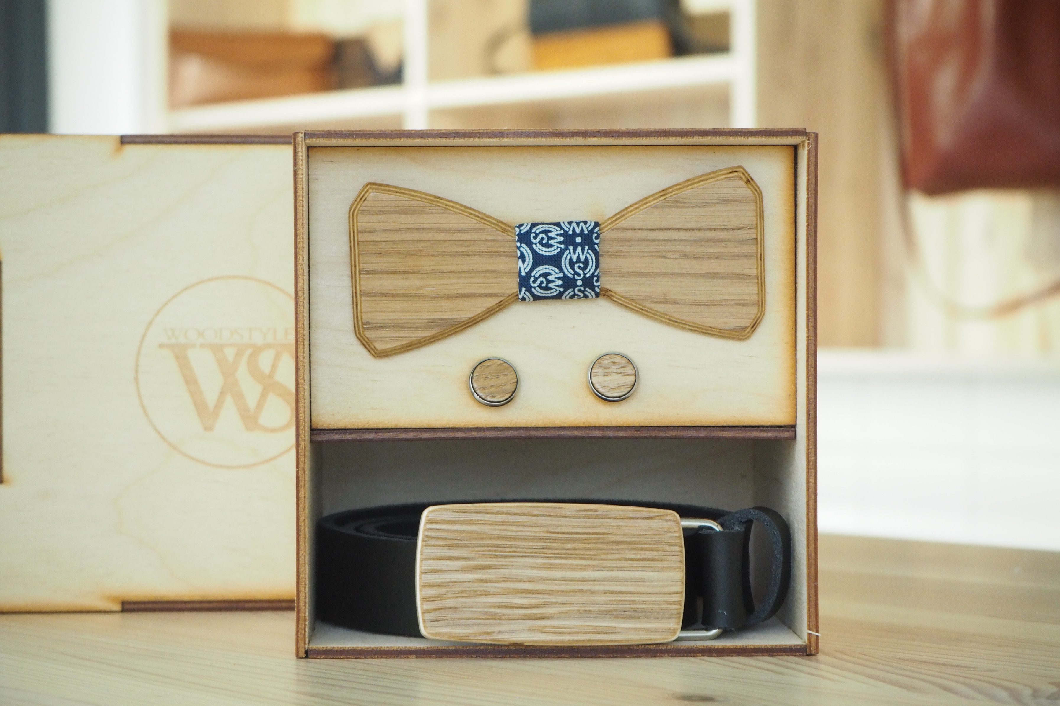 Wood Style Set Hranatý Dub - opasek,motýlek a manžetové knoflíčky Obvod pasu: 115, Barva středu: WS Modrotisk