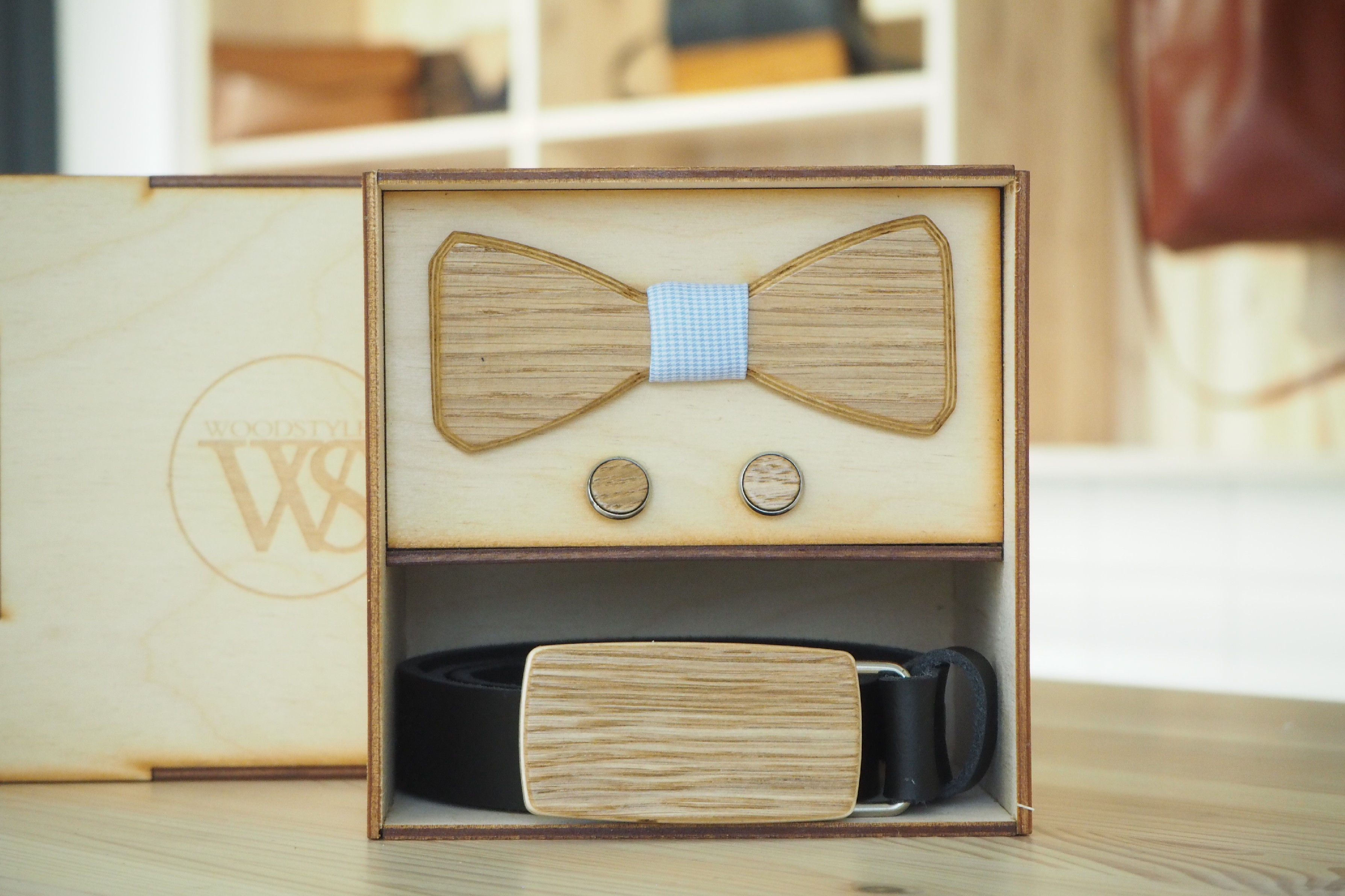 Wood Style Set Hranatý Dub - opasek,motýlek a manžetové knoflíčky Obvod pasu: 120, Barva středu: Modrá se vzorem