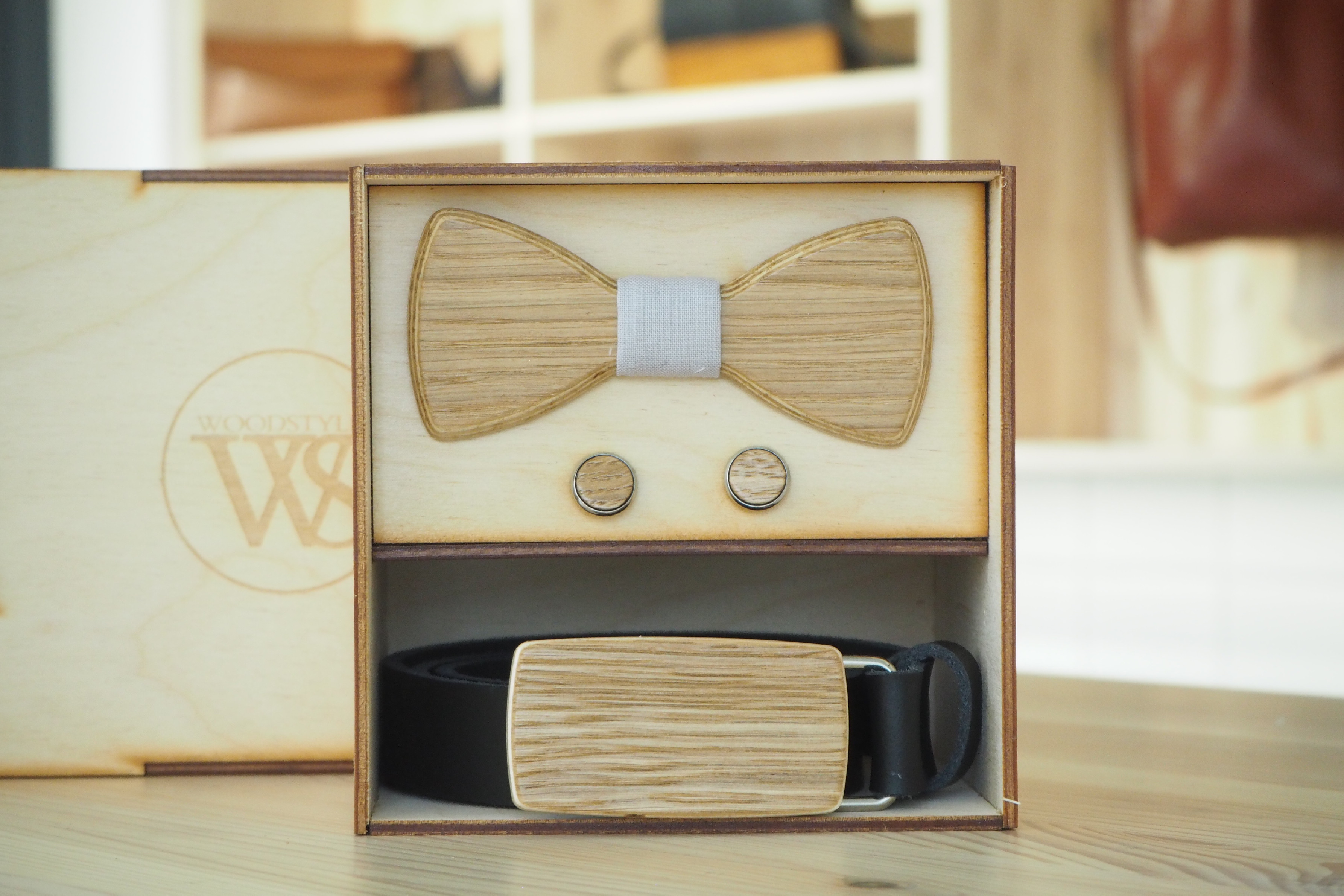 Wood Style Set Kulatý Dub - opasek,motýlek a manžetové knoflíčky Obvod pasu: 120, Barva středu: Šedá