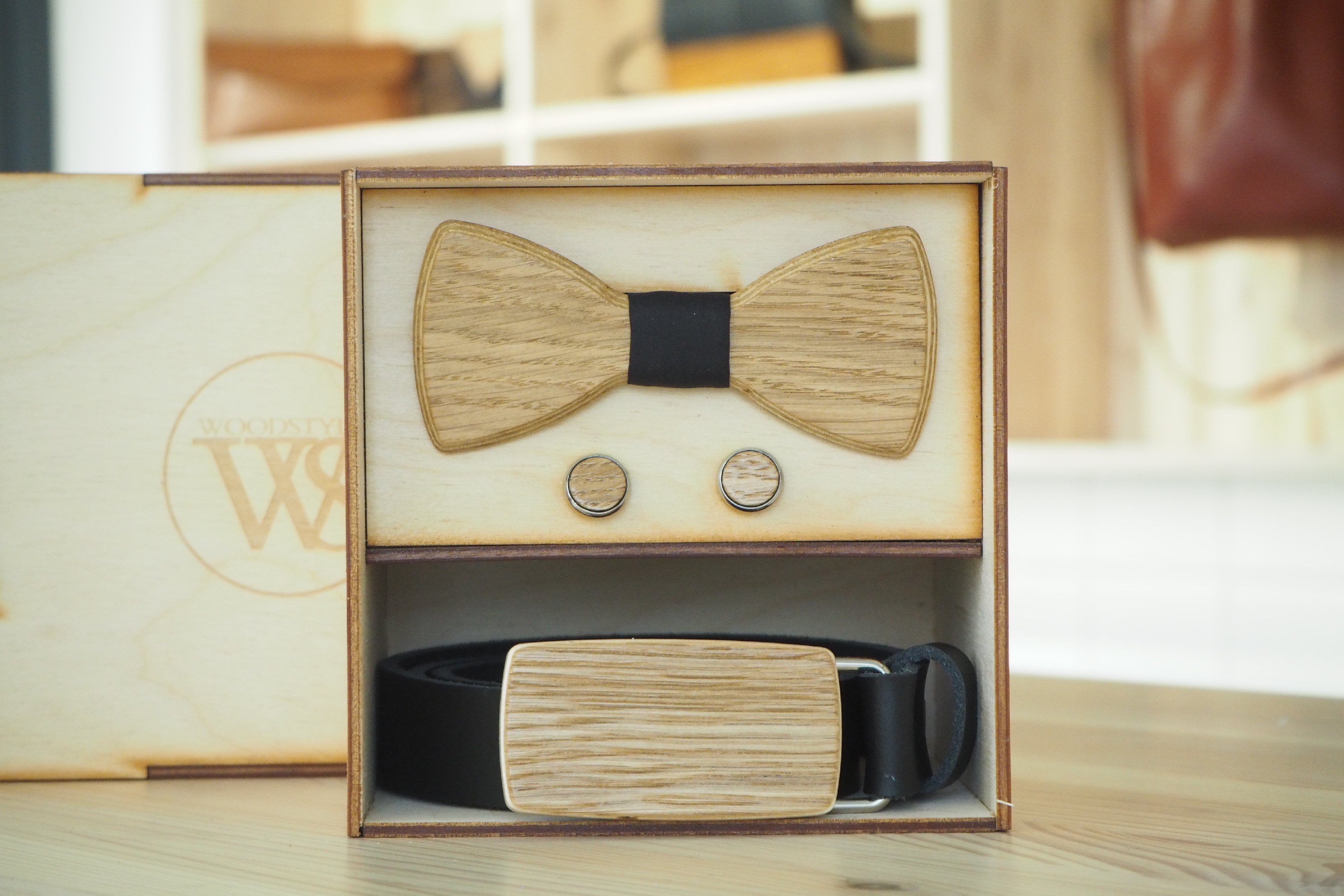 Wood Style Set Kulatý Dub - opasek,motýlek a manžetové knoflíčky Obvod pasu: 120, Barva středu: Černá
