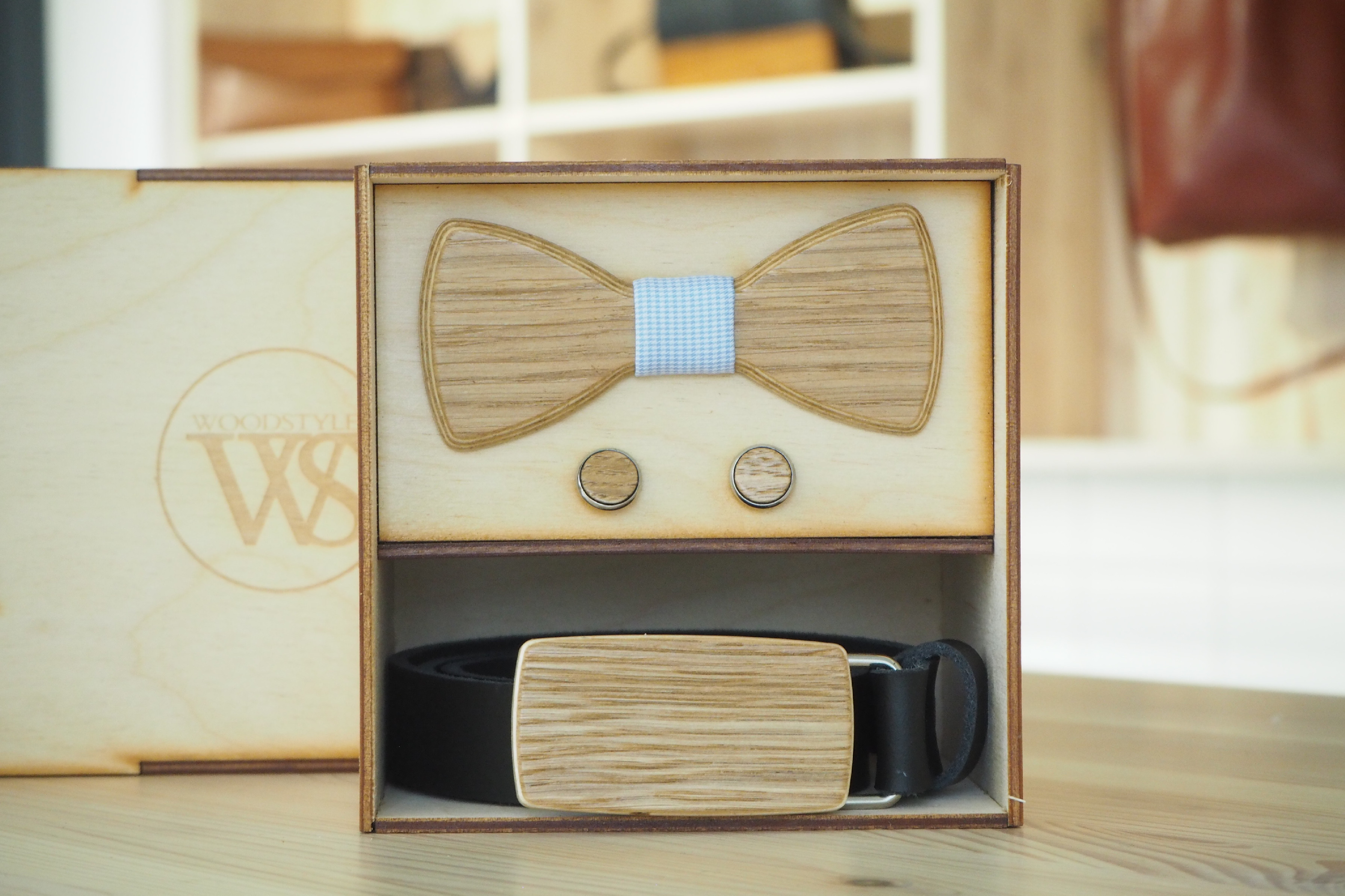 Wood Style Set Kulatý Dub - opasek,motýlek a manžetové knoflíčky Obvod pasu: 120, Barva středu: Modrá se vzorem