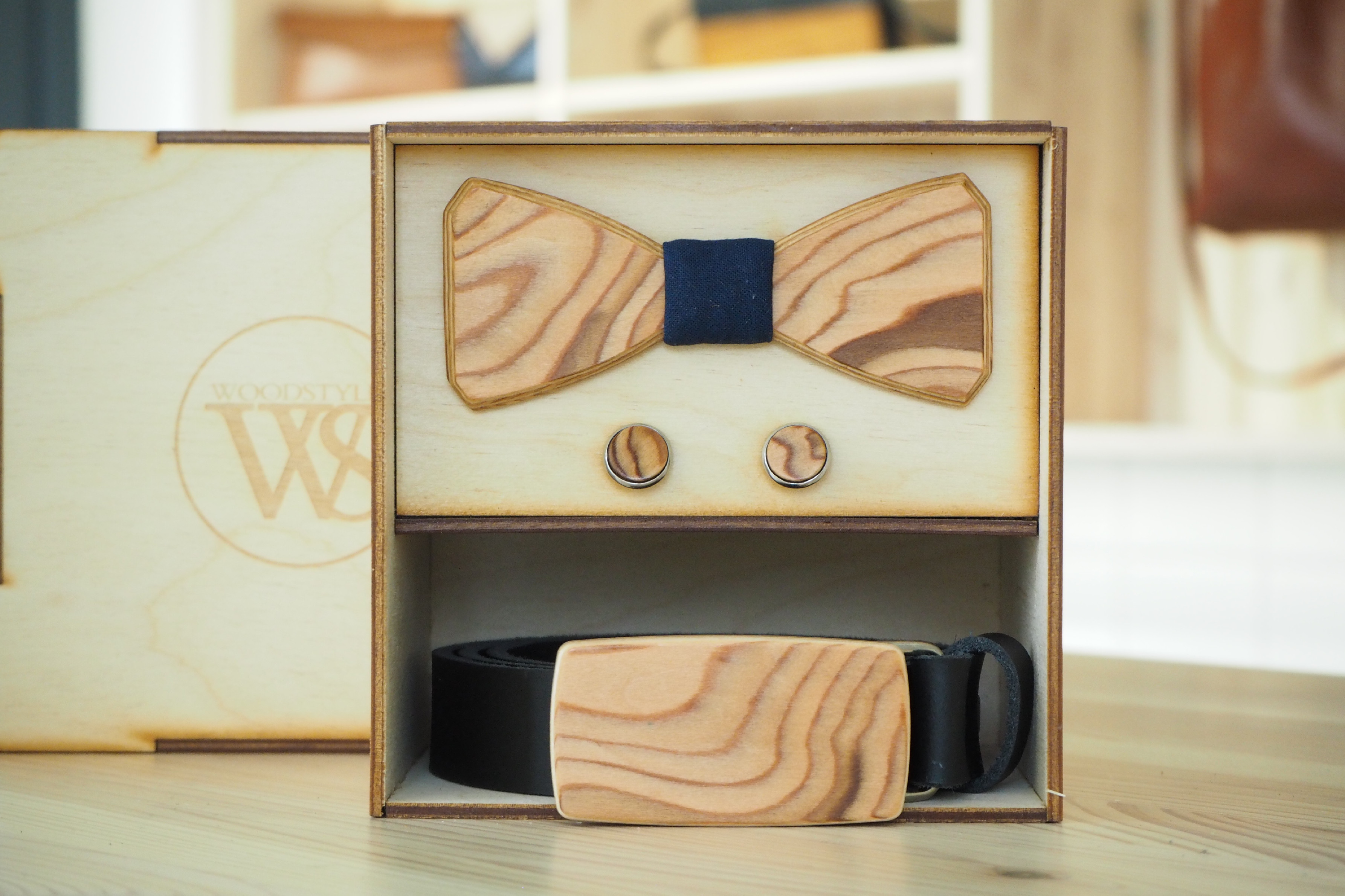 Wood Style Set Hranatý Kořenice - opasek,motýlek a manžetové knoflíčky Obvod pasu: 120, Barva středu: Modrotisk