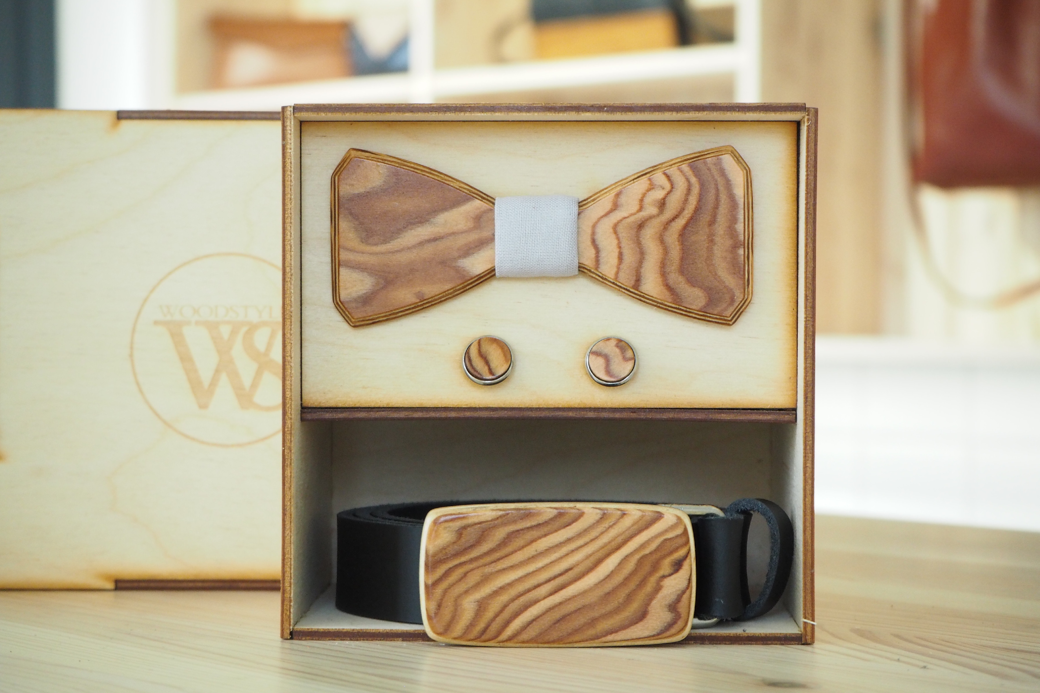 Wood Style Set Hranatý Kořenice - opasek,motýlek a manžetové knoflíčky Obvod pasu: 120, Barva středu: Šedá