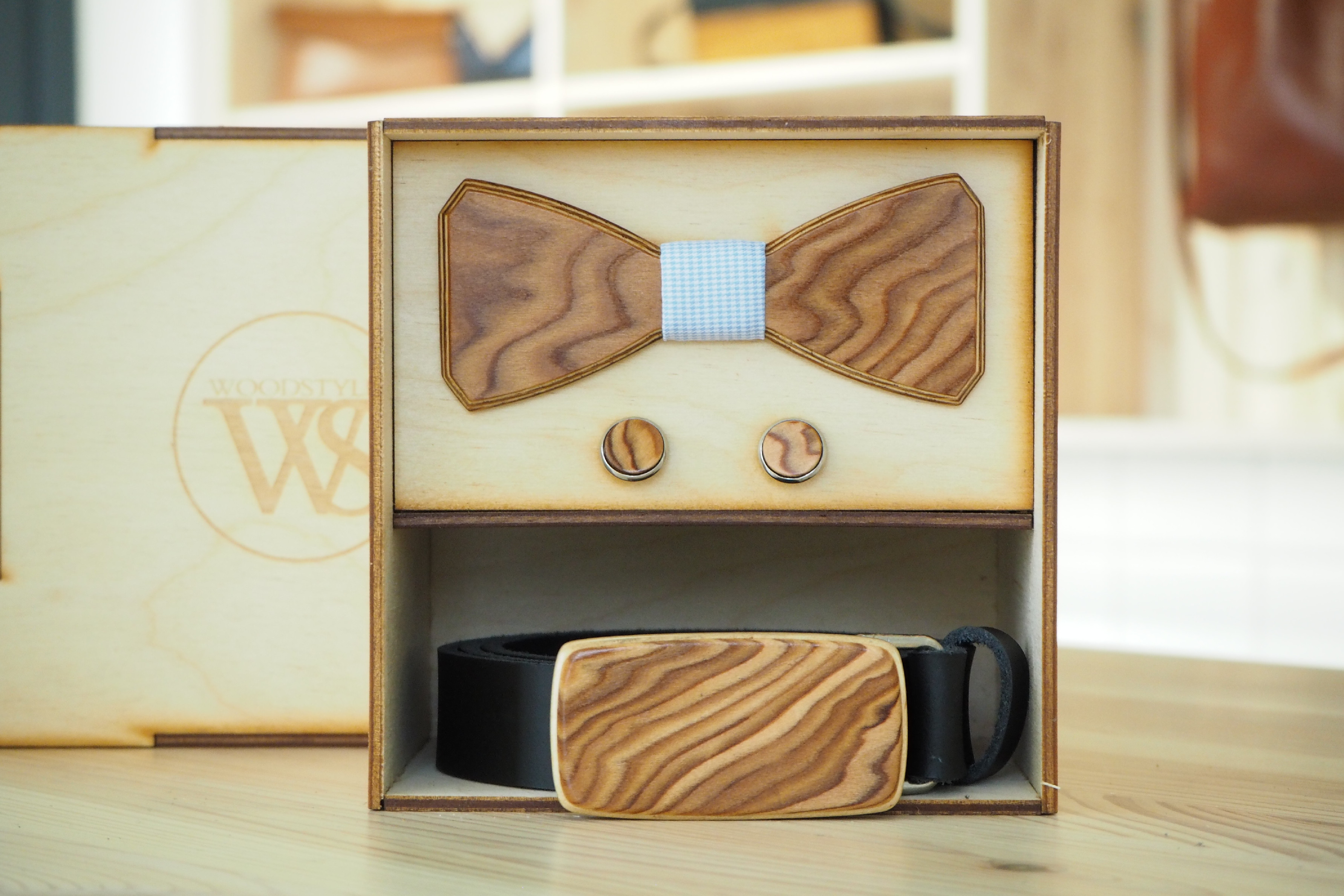 Wood Style Set Hranatý Kořenice - opasek,motýlek a manžetové knoflíčky Obvod pasu: 120, Barva středu: Modrá se vzorem