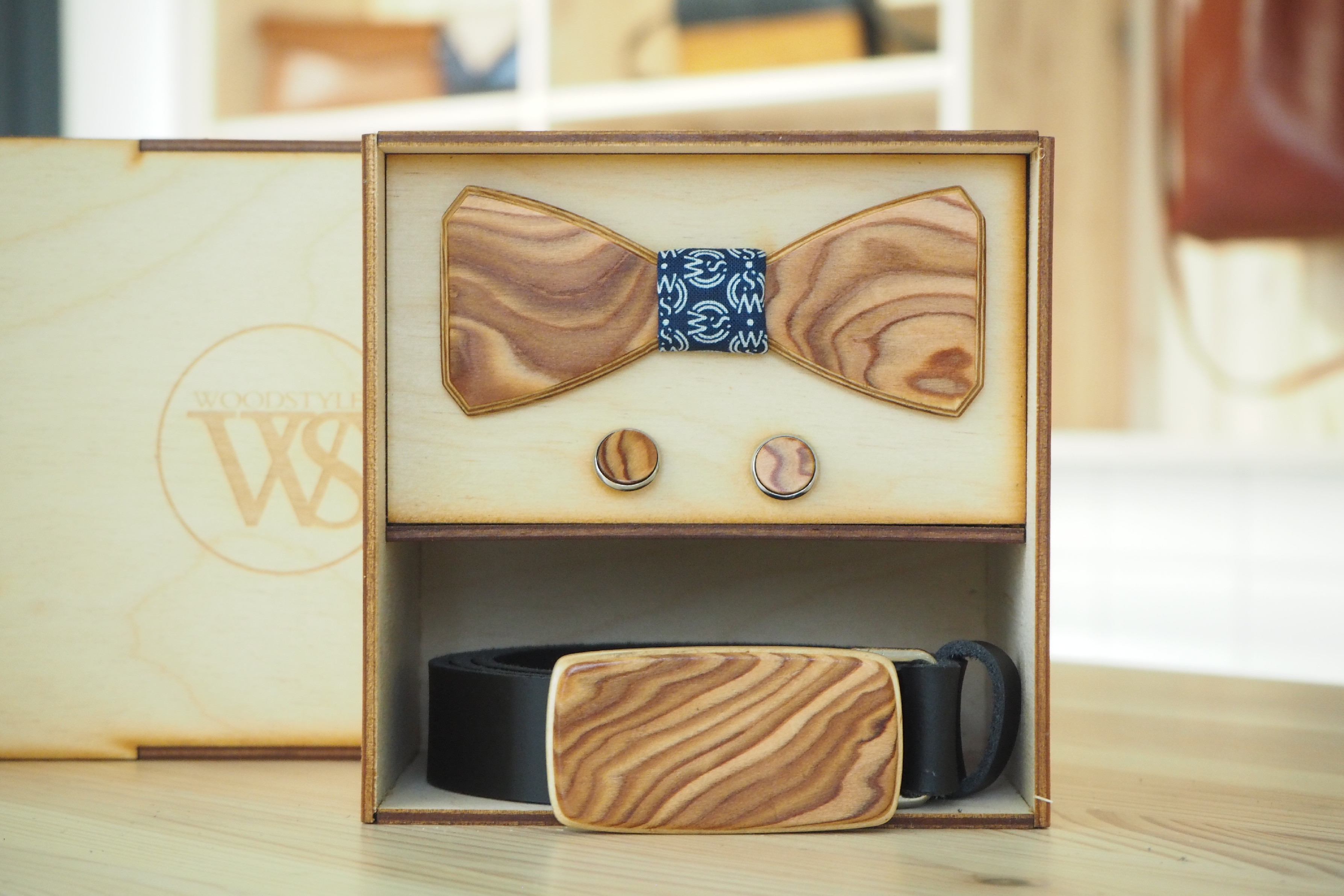 Wood Style Set Hranatý Kořenice - opasek,motýlek a manžetové knoflíčky Obvod pasu: 115, Barva středu: WS Modrotisk