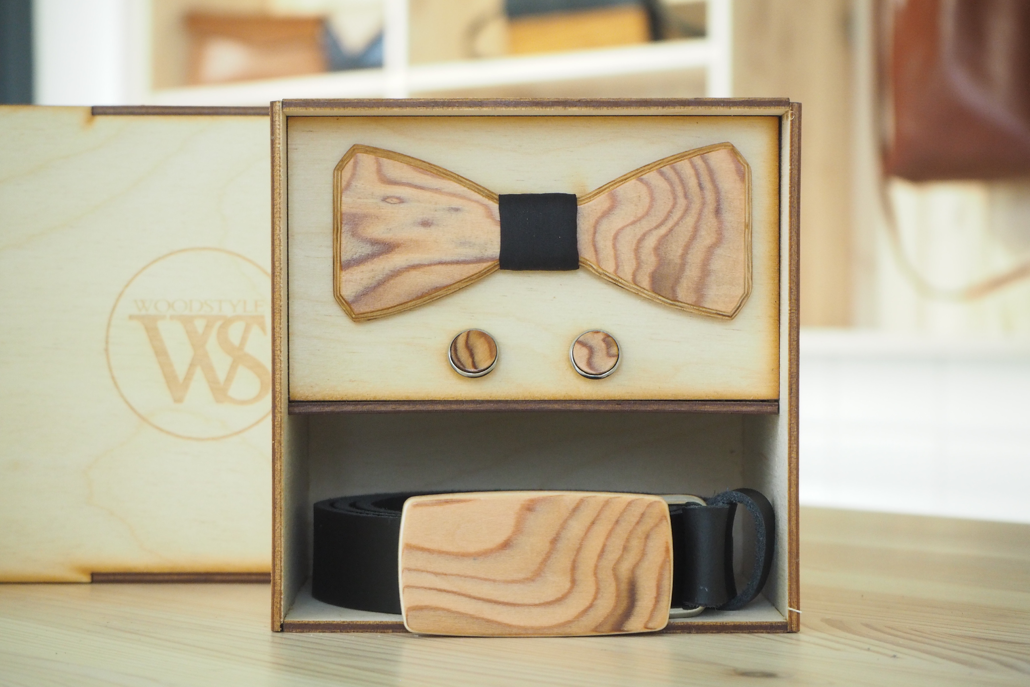 Wood Style Set Hranatý Kořenice - opasek,motýlek a manžetové knoflíčky Obvod pasu: 120, Barva středu: Černá