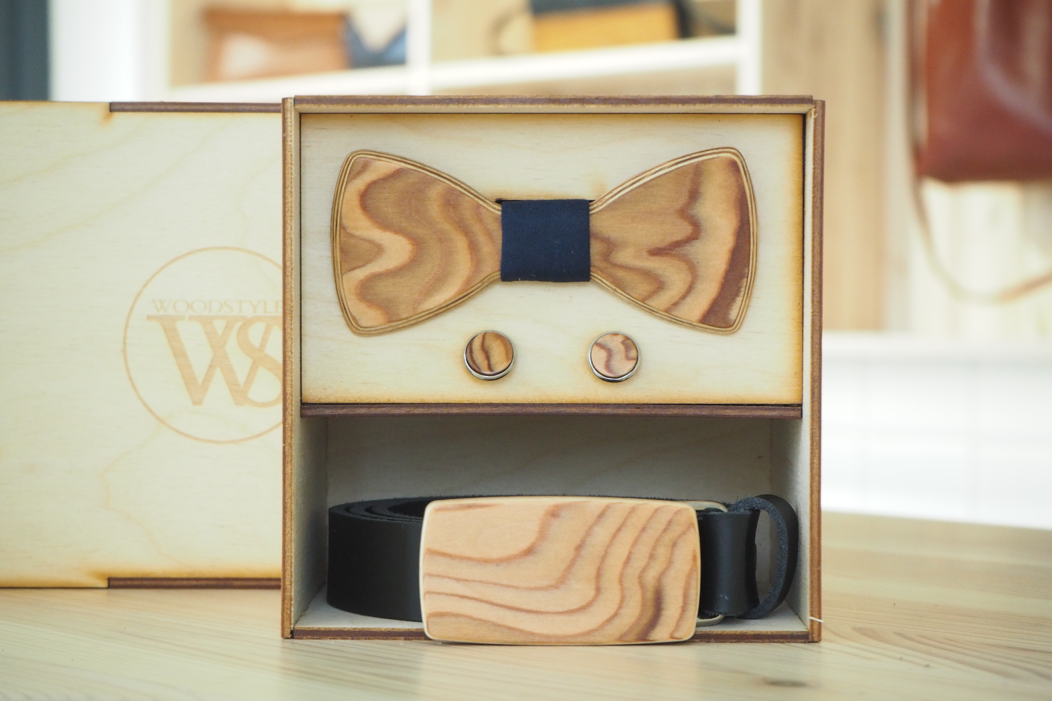 Wood Style Set Kulatý Kořenice - opasek,motýlek a manžetové knoflíčky Obvod pasu: 120, Barva středu: Modrotisk