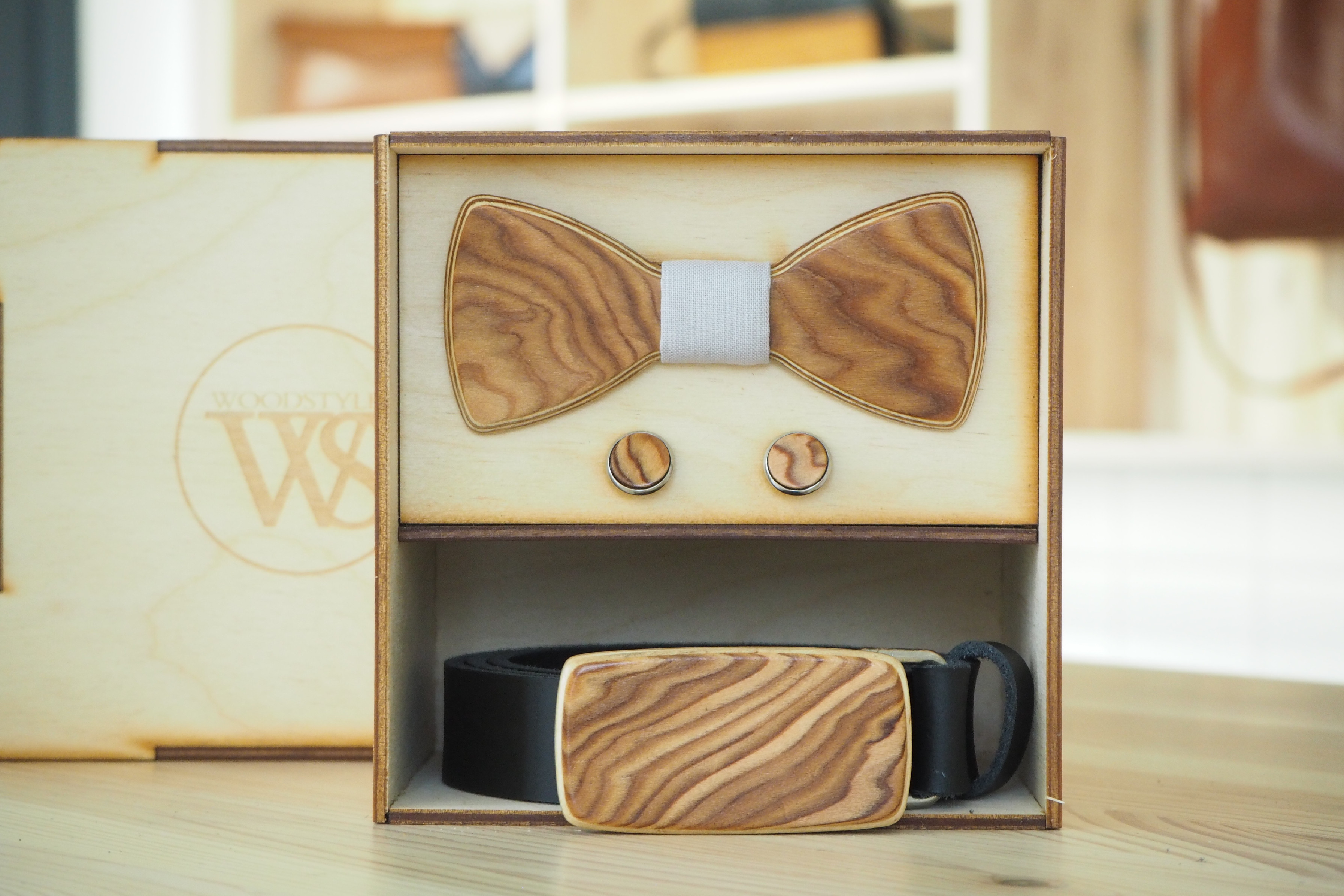 Wood Style Set Kulatý Kořenice - opasek,motýlek a manžetové knoflíčky Obvod pasu: 120, Barva středu: Šedá