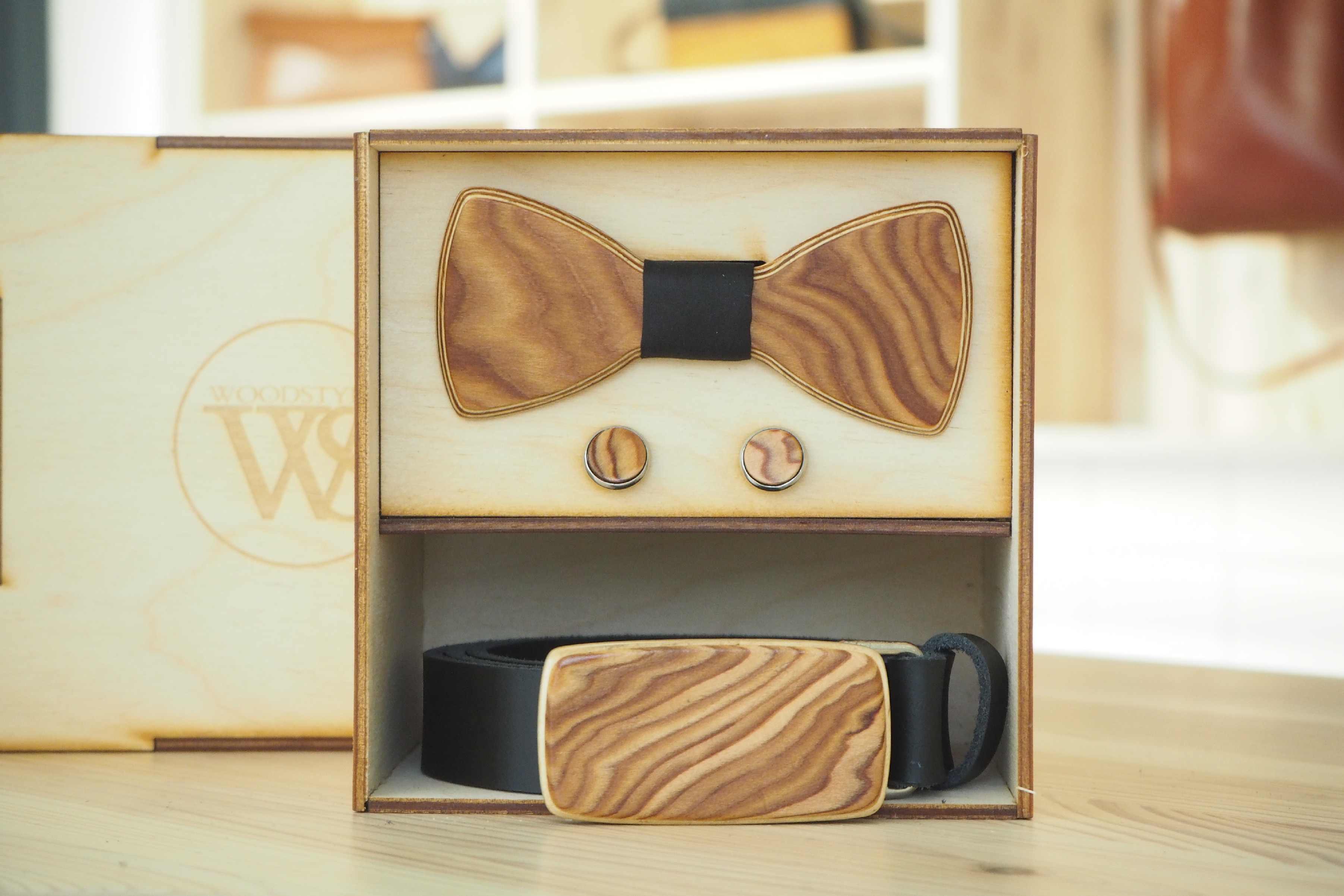 Wood Style Set Kulatý Kořenice - opasek,motýlek a manžetové knoflíčky Obvod pasu: 70, Barva středu: Černá