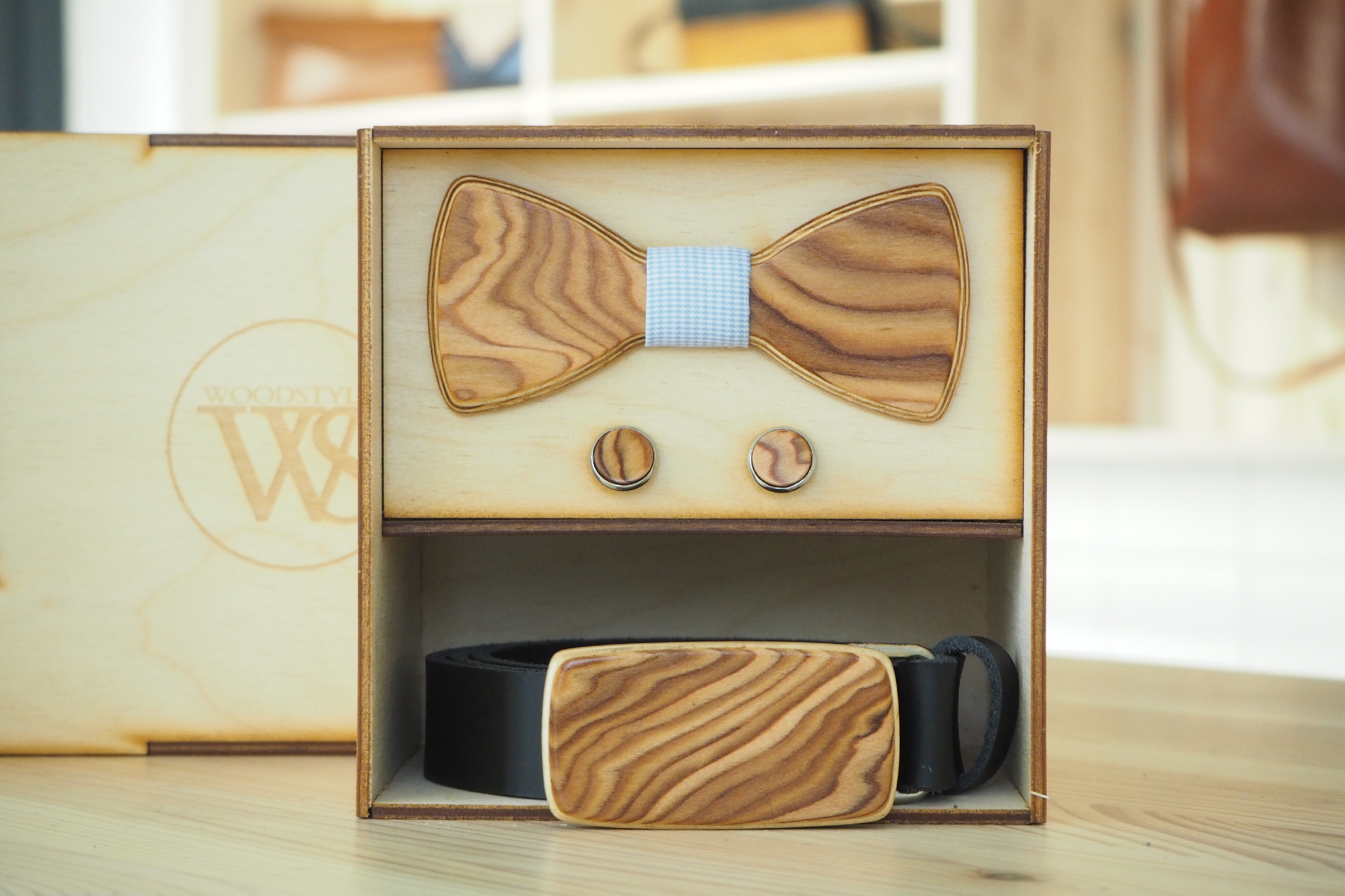 Wood Style Set Kulatý Kořenice - opasek,motýlek a manžetové knoflíčky Obvod pasu: 75, Barva středu: Modrá se vzorem