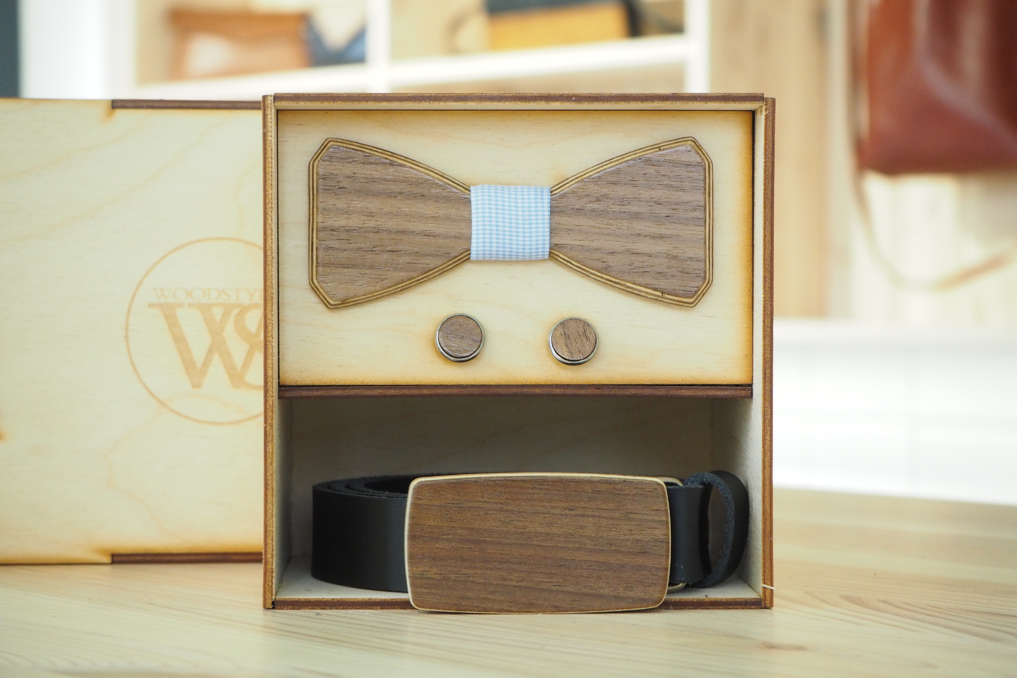 Wood Style Set Hranatý Ořech americký - opasek,motýlek a manžetové knoflíčky Obvod pasu: 120, Barva středu: Modrá se vzorem