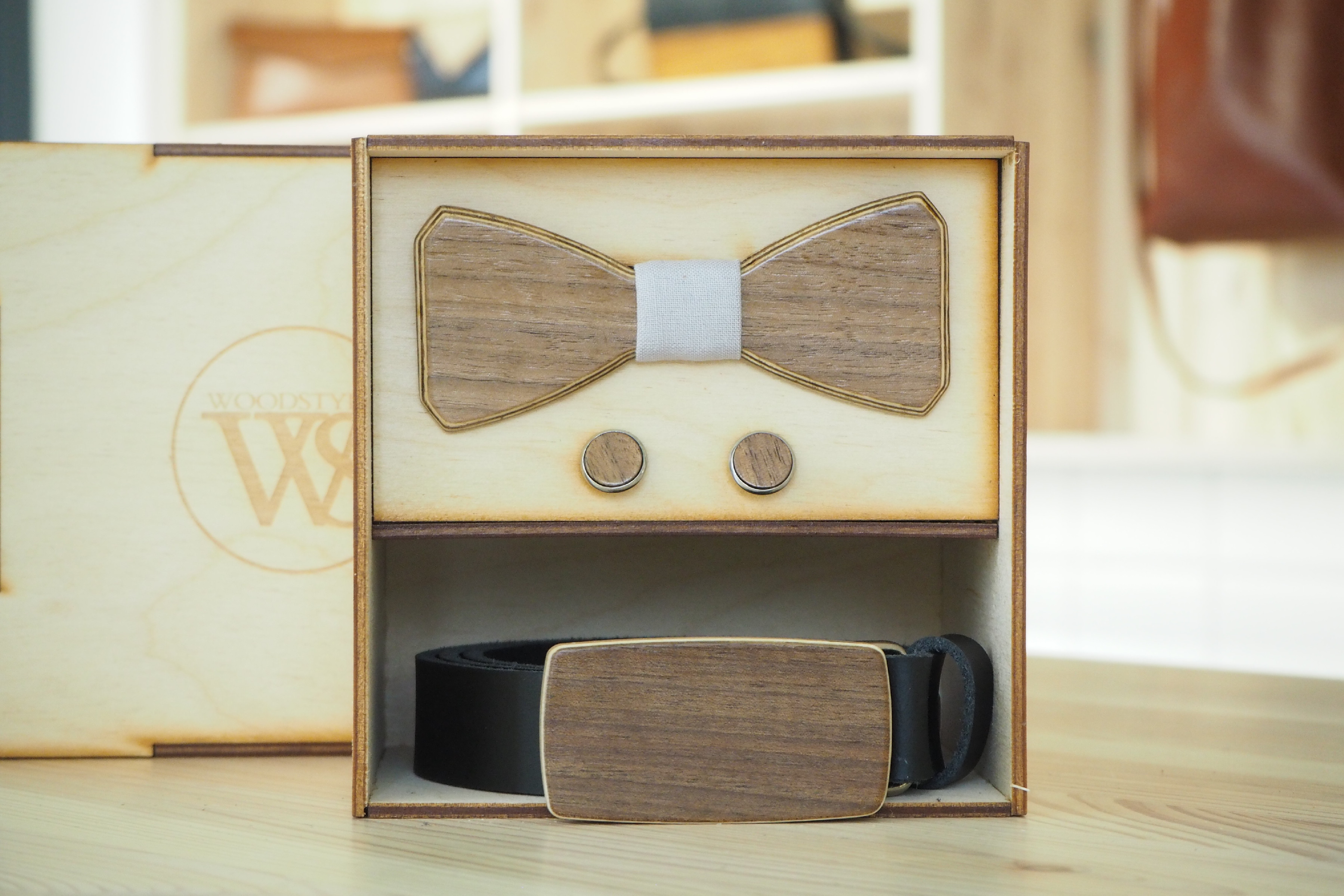 Wood Style Set Hranatý Ořech americký - opasek,motýlek a manžetové knoflíčky Obvod pasu: 120, Barva středu: Šedá