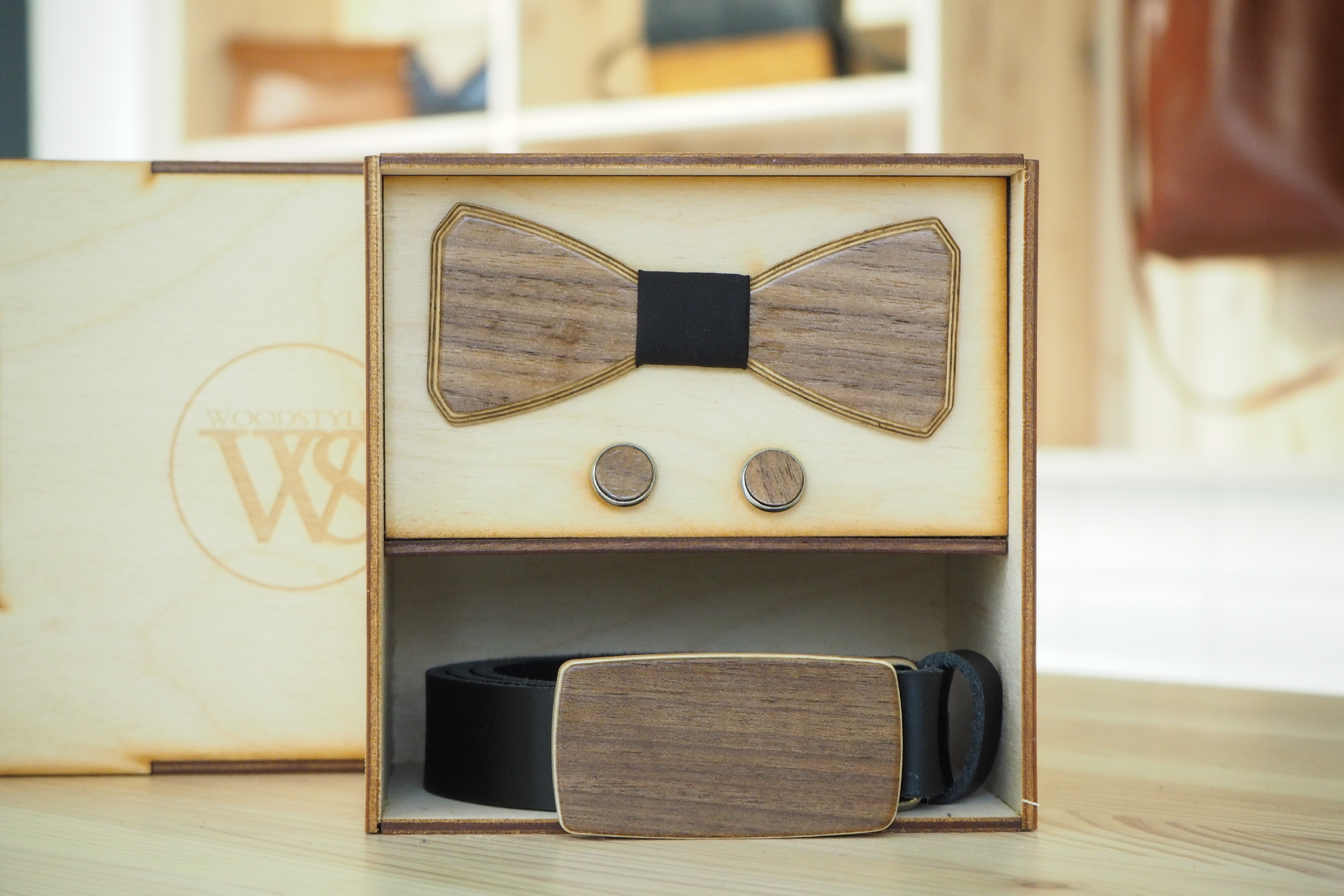 Wood Style Set Hranatý Ořech americký - opasek,motýlek a manžetové knoflíčky Obvod pasu: 120, Barva středu: Černá