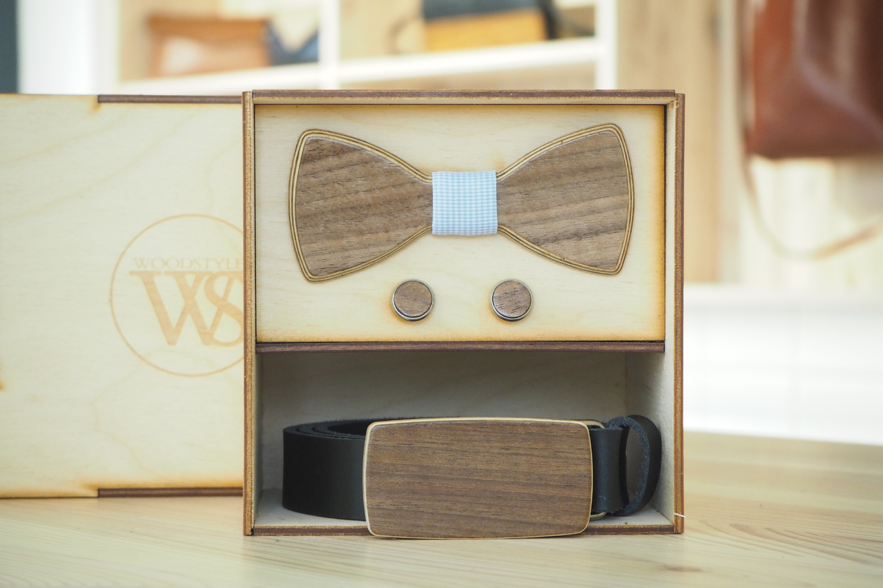 Wood Style Set Kulatý Ořech americký - opasek,motýlek a manžetové knoflíčky Obvod pasu: 110, Barva středu: Modrá se vzorem