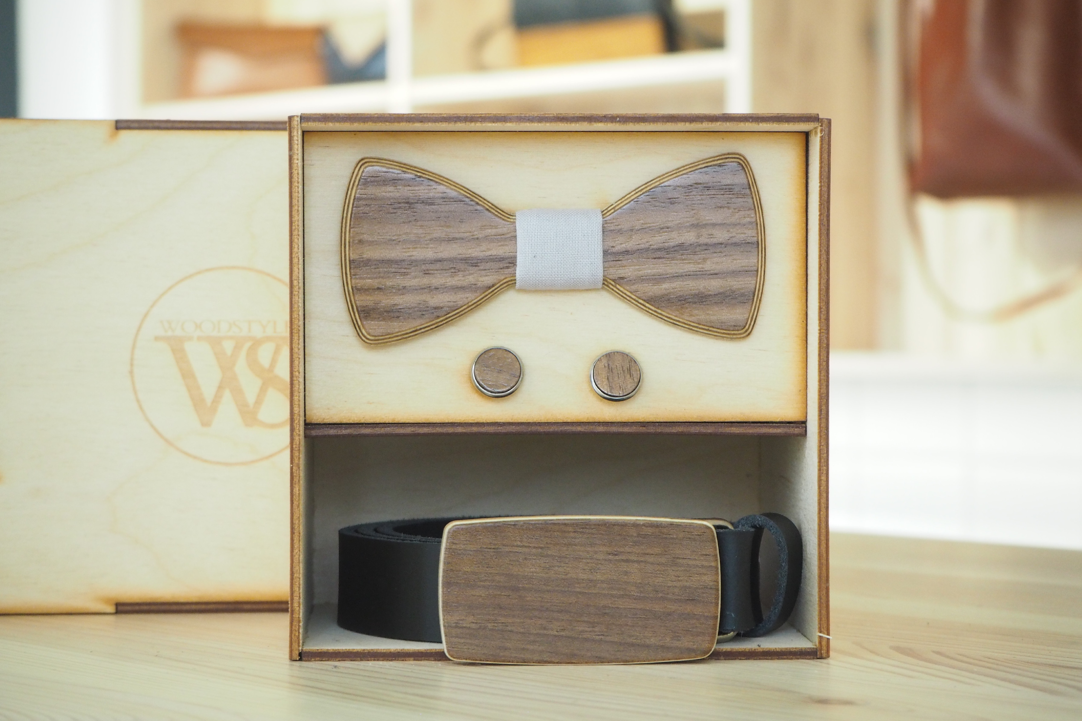 Wood Style Set Kulatý Ořech americký - opasek,motýlek a manžetové knoflíčky Obvod pasu: 120, Barva středu: Šedá